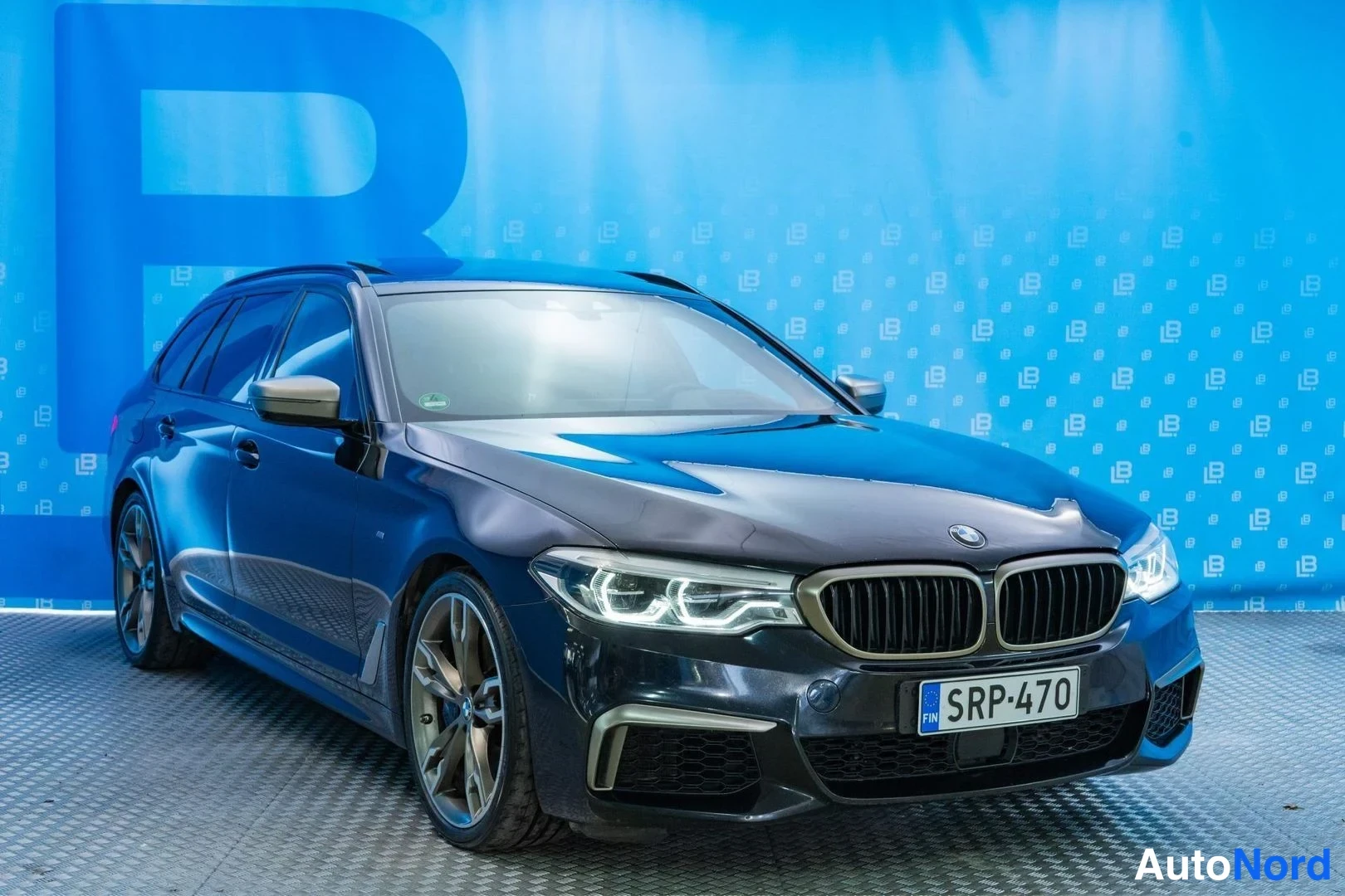 Black BMW M550d xDrive 2019, front three-quarter, nose to the right, photo 3