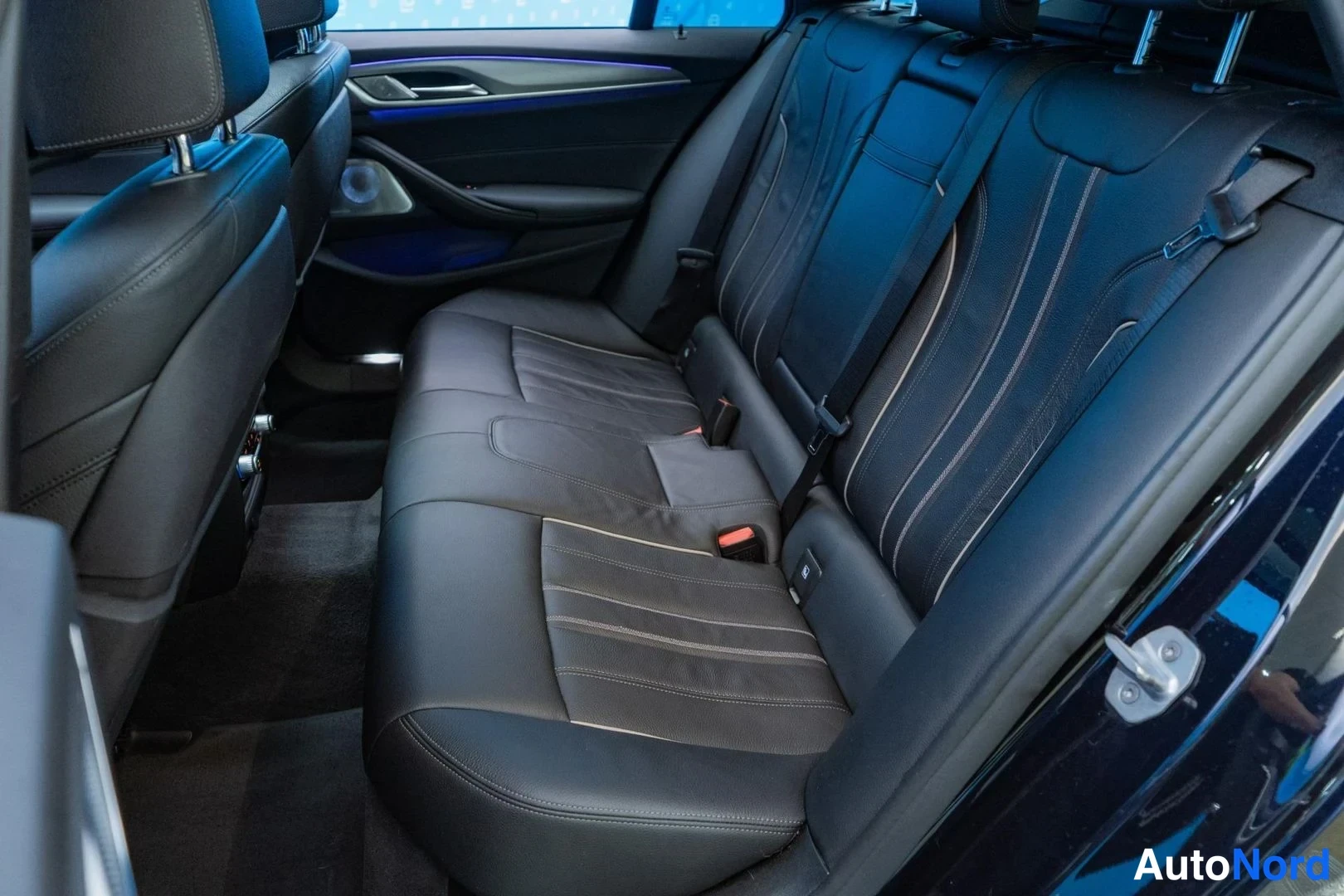 Black BMW M550d xDrive 2019, rear seats, photo 12
