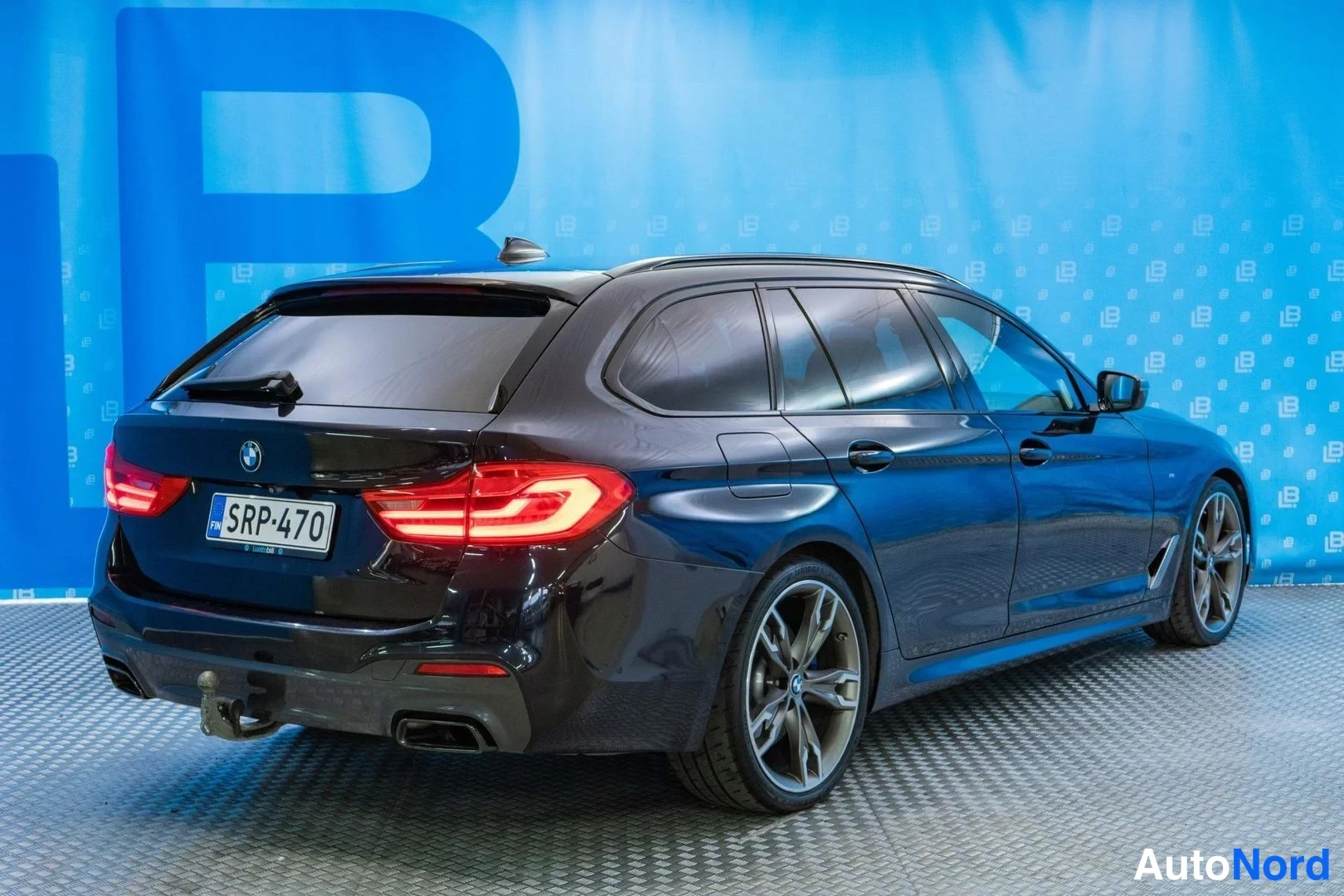 Black BMW M550d xDrive 2019, rear three-quarter, photo 4