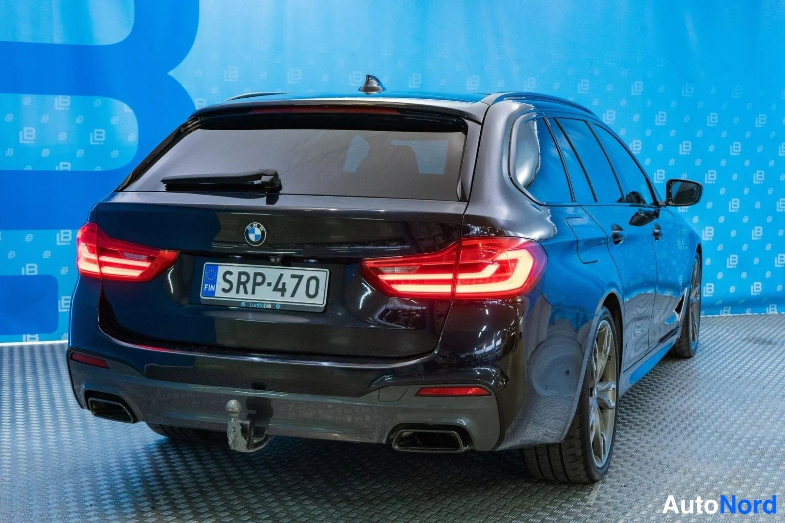 Black BMW M550d xDrive 2019, rear three-quarter, photo 6
