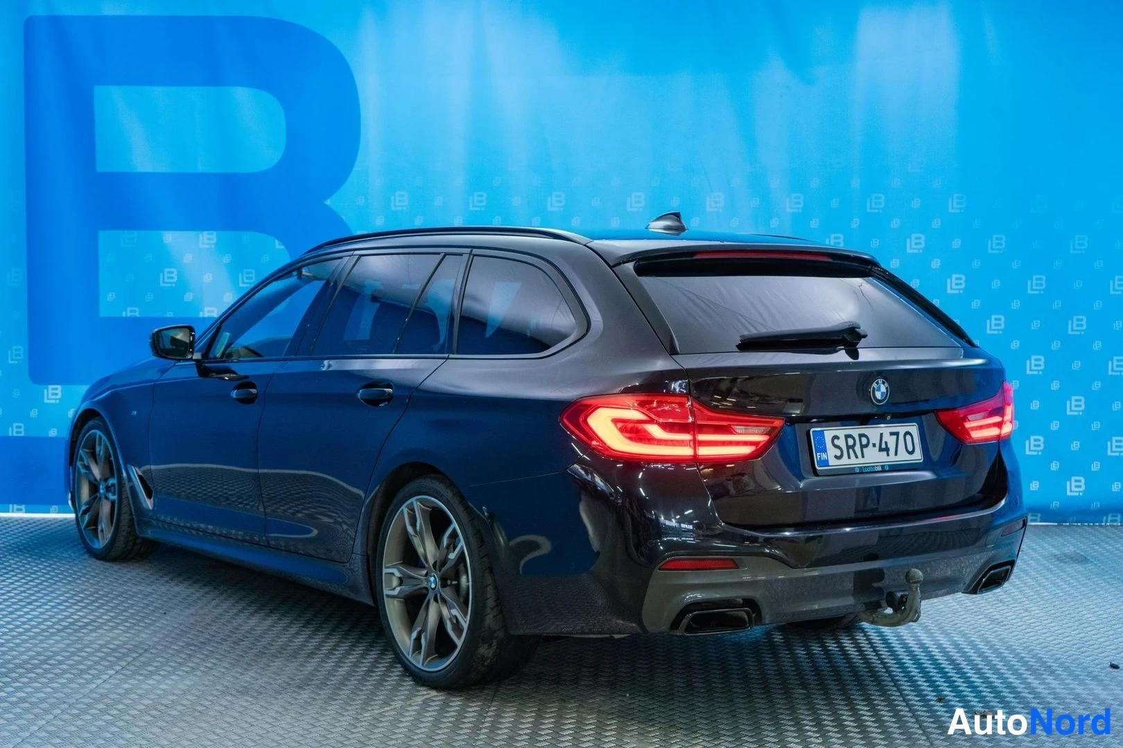 Black BMW M550d xDrive 2019, rear three-quarter, photo 5