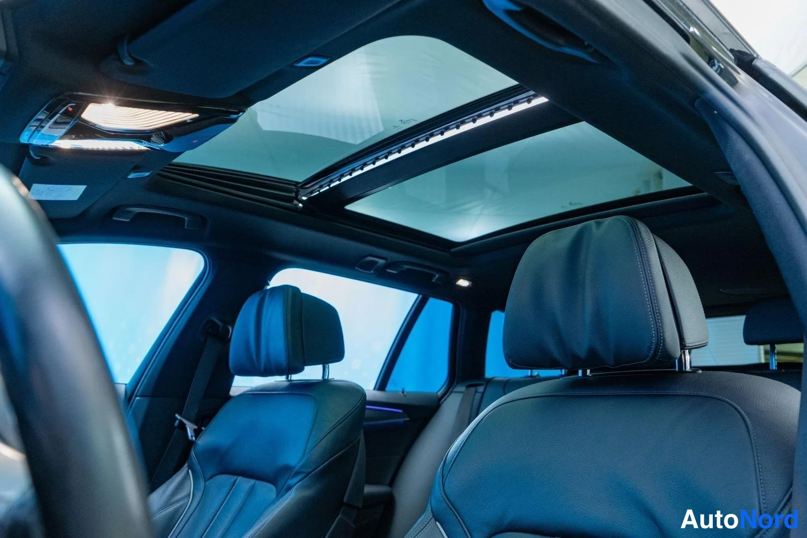 Black BMW M550d xDrive 2019, front seats, photo 10