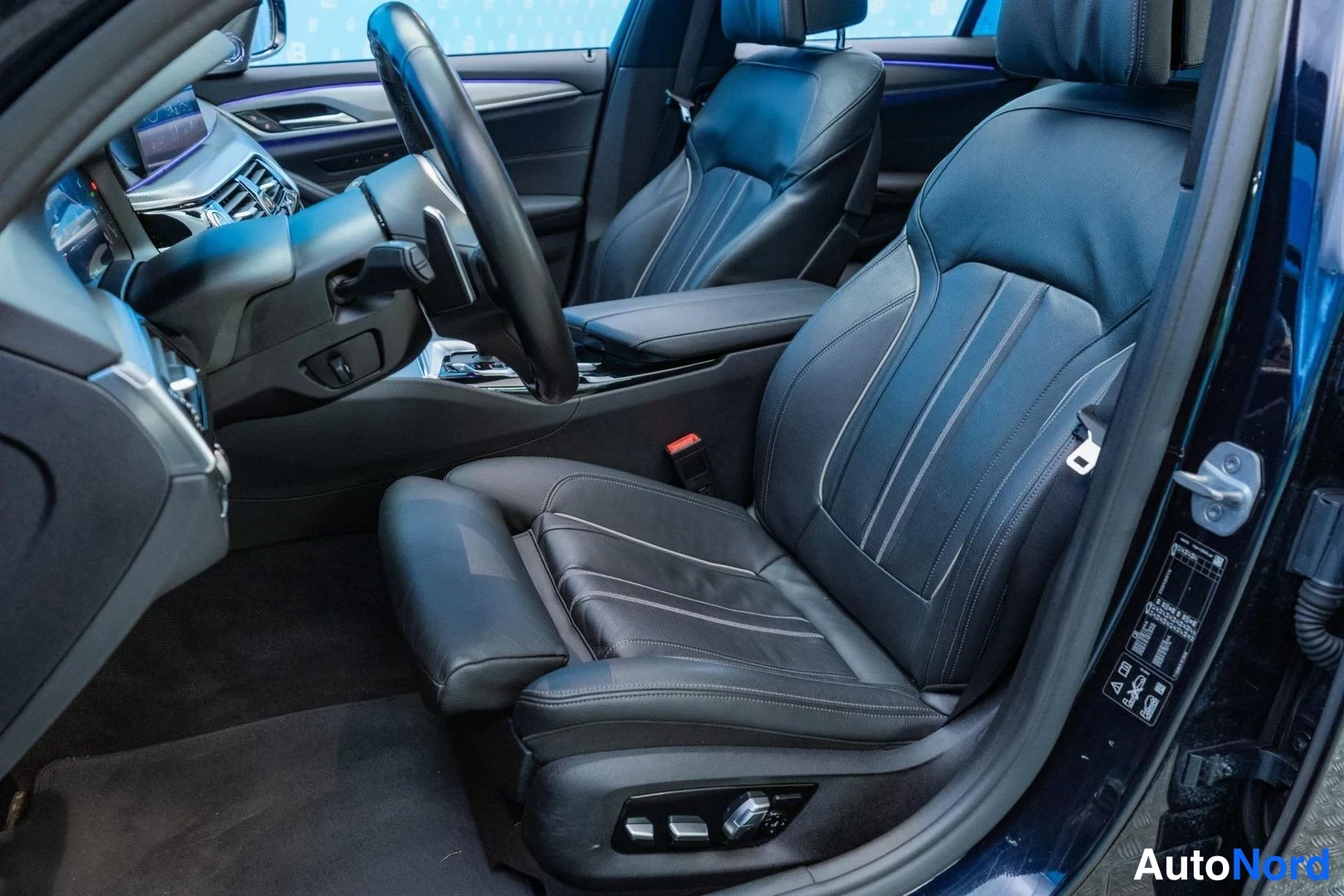Black BMW M550d xDrive 2019, front seats, photo 11
