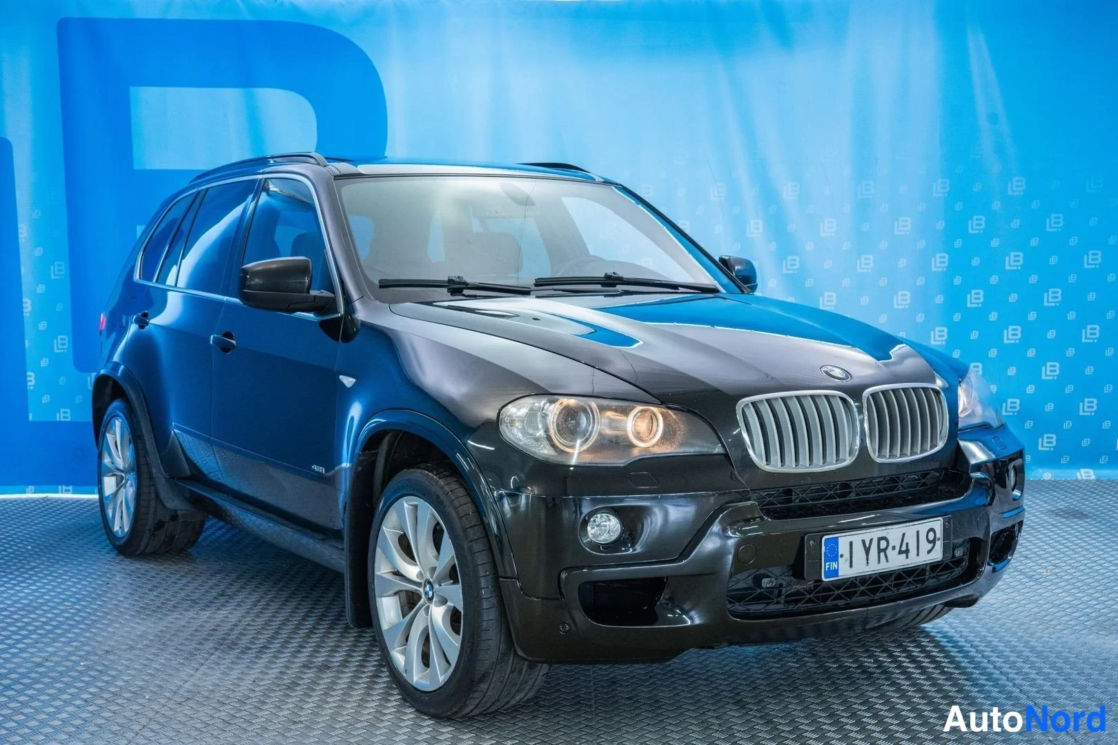 Black BMW X5 xDrive48i 2009, front three-quarter, nose to the right, photo 3
