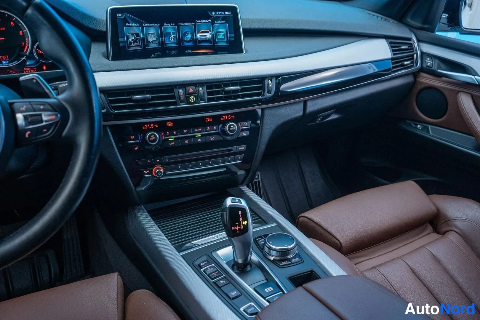 White BMW X5 xDrive40e 2017, cockpit, photo 7
