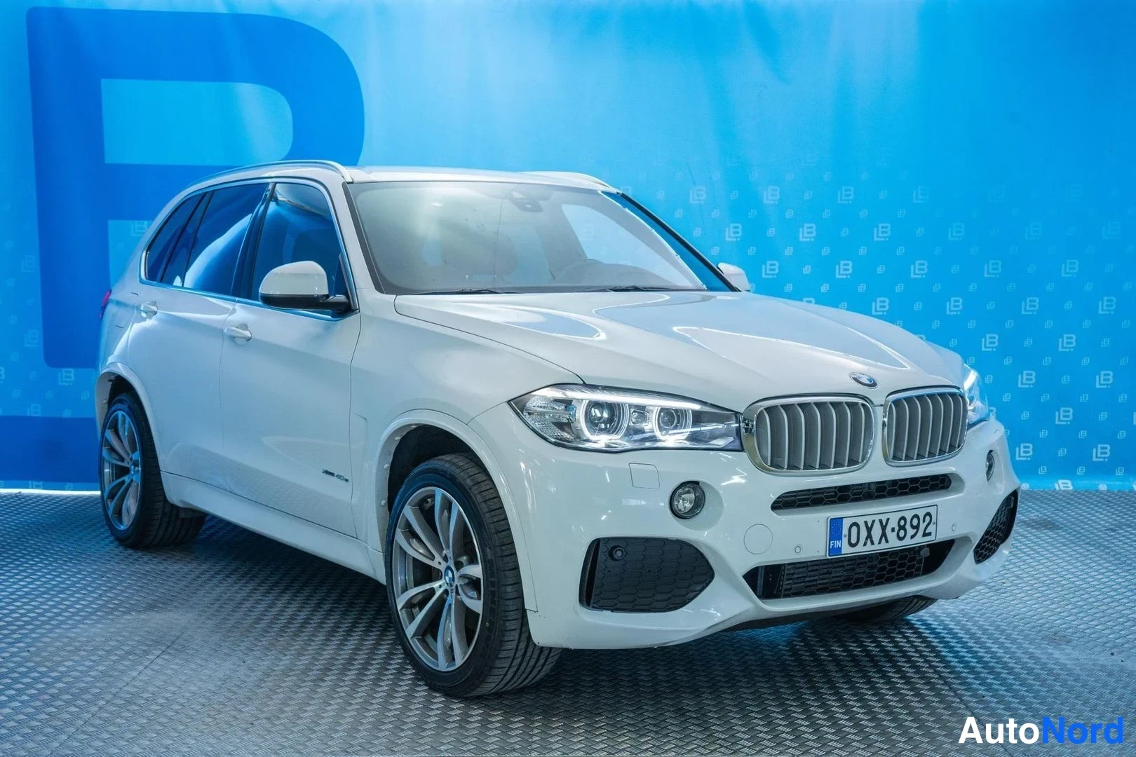 White BMW X5 xDrive40e 2017, front three-quarter, nose to the right, photo 3