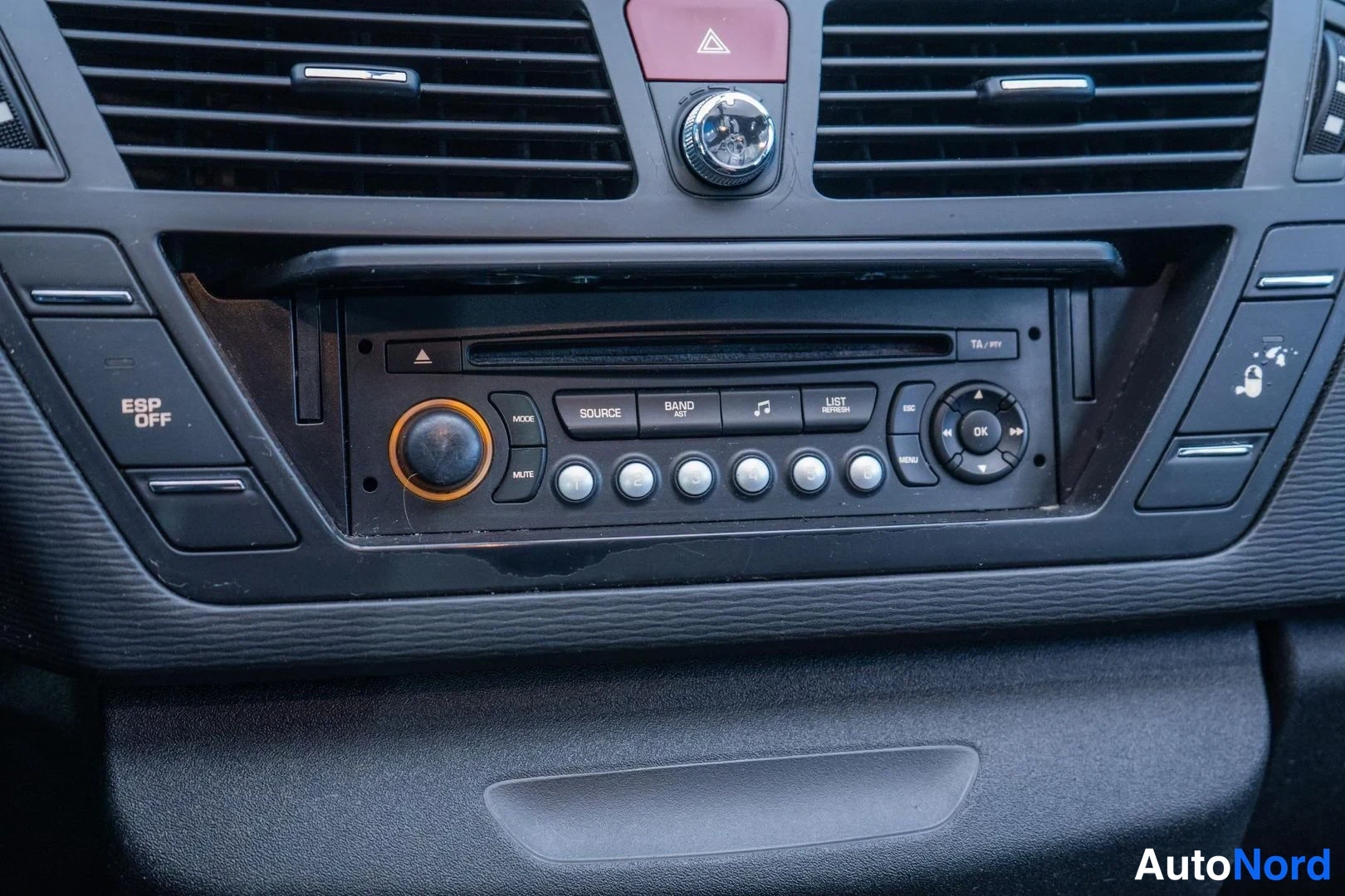 Red Citroen C4 Picasso 2008, detail, photo 14