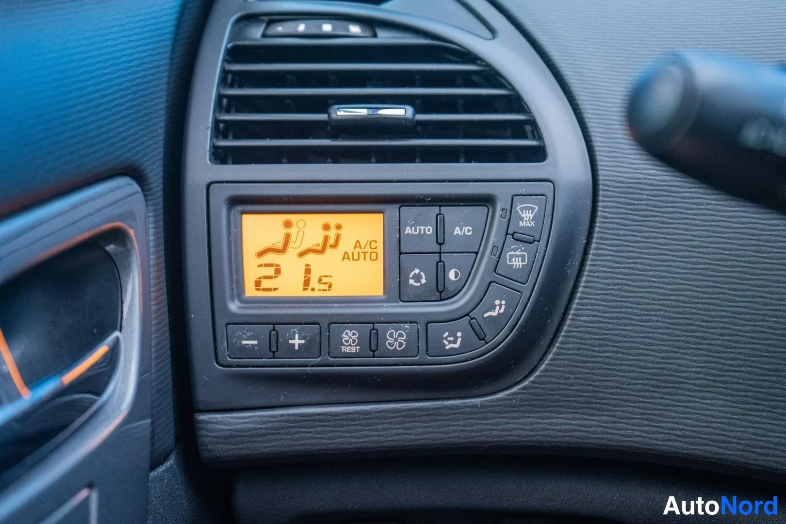 Red Citroen C4 Picasso 2008, detail, photo 15