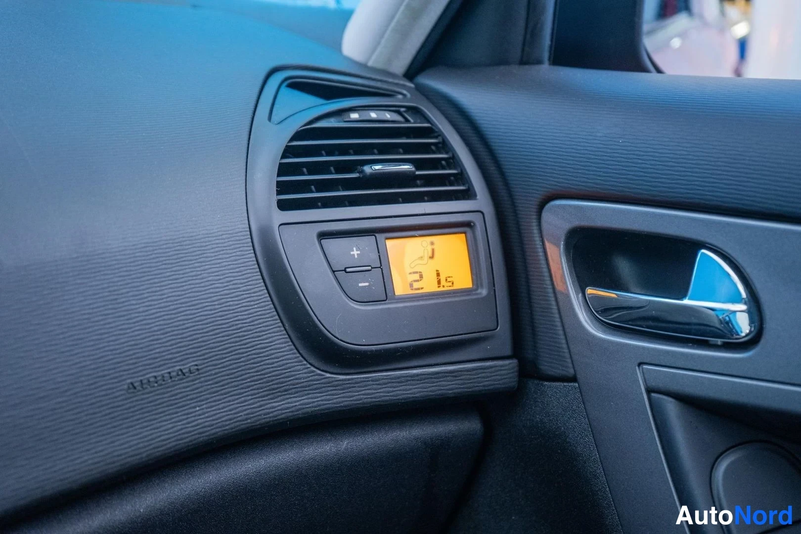 Red Citroen C4 Picasso 2008, detail, photo 16