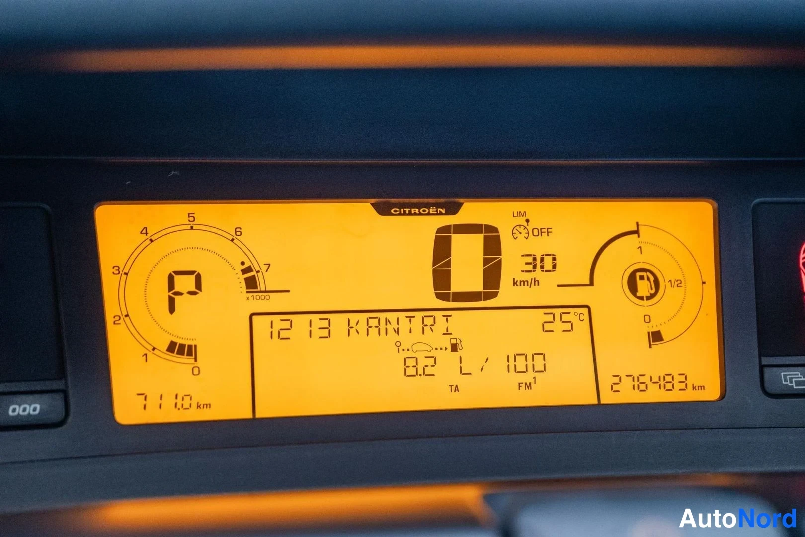 Red Citroen C4 Picasso 2008, detail, photo 17