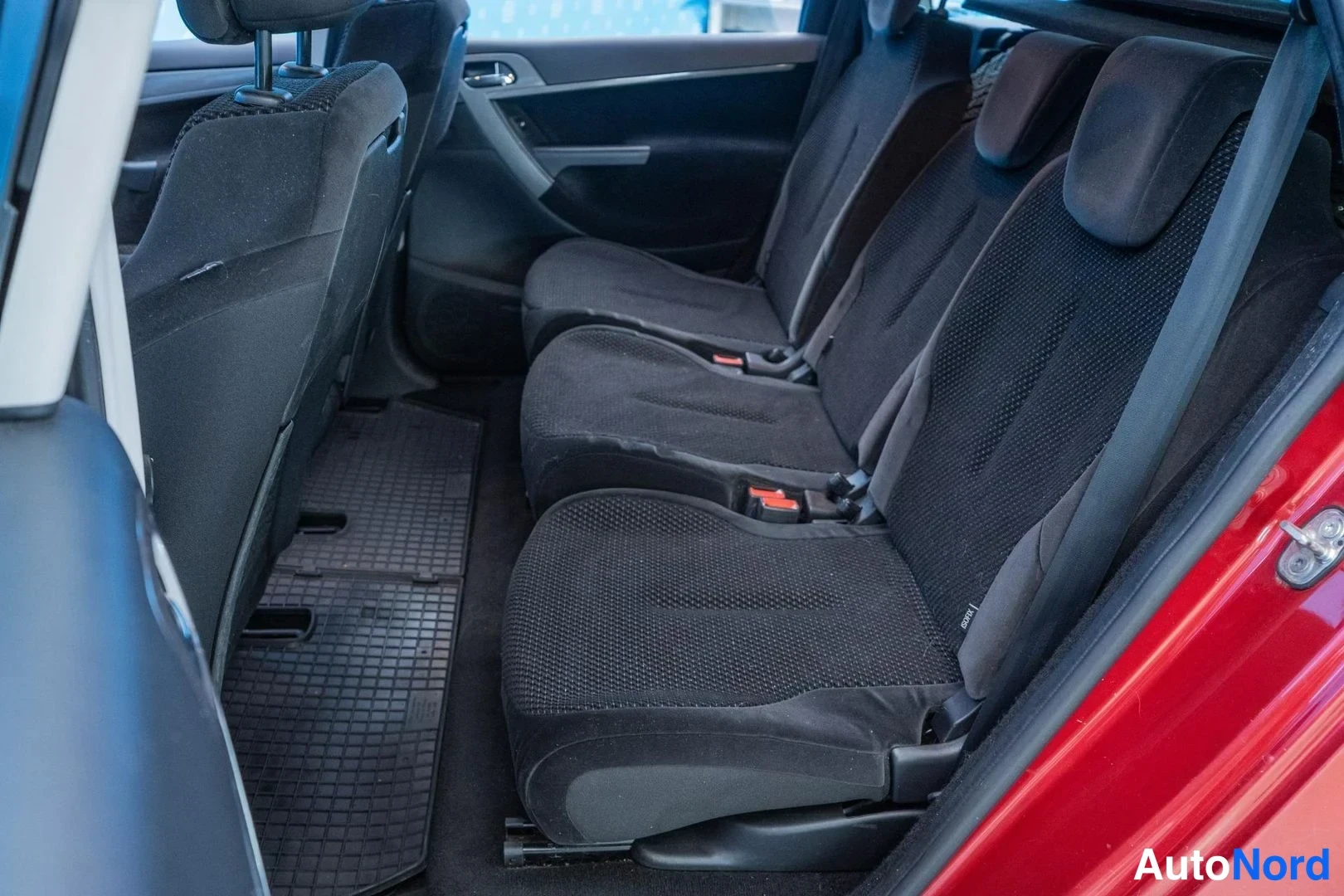Red Citroen C4 Picasso 2008, rear seats, photo 11