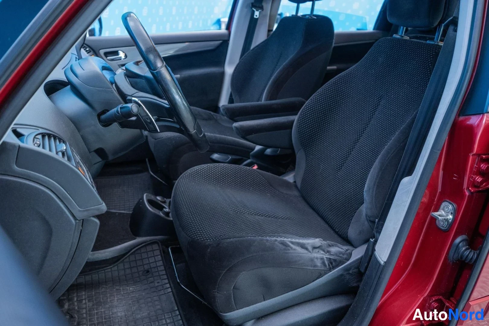 Red Citroen C4 Picasso 2008, front seats, photo 10