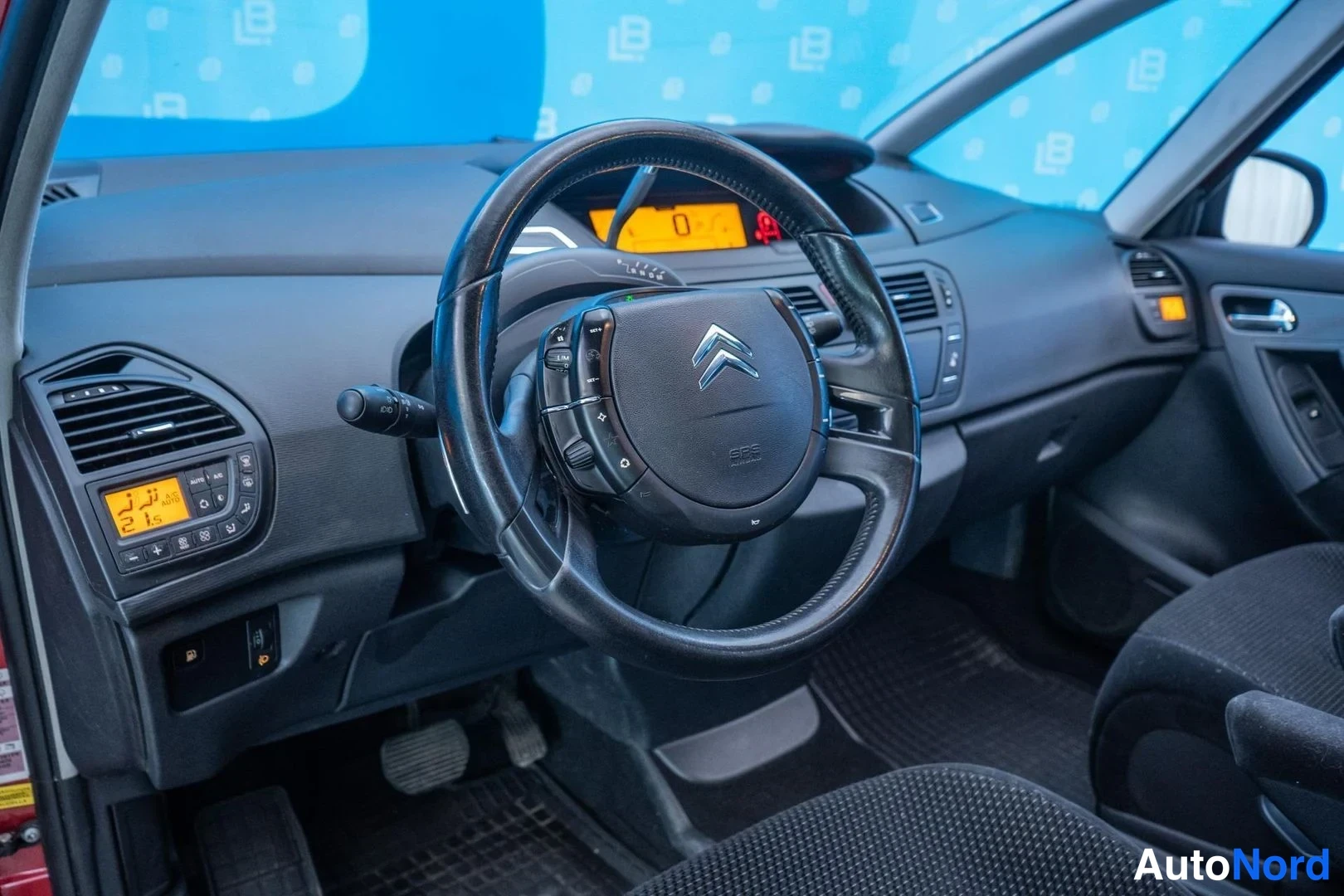 Red Citroen C4 Picasso 2008, cockpit, photo 9