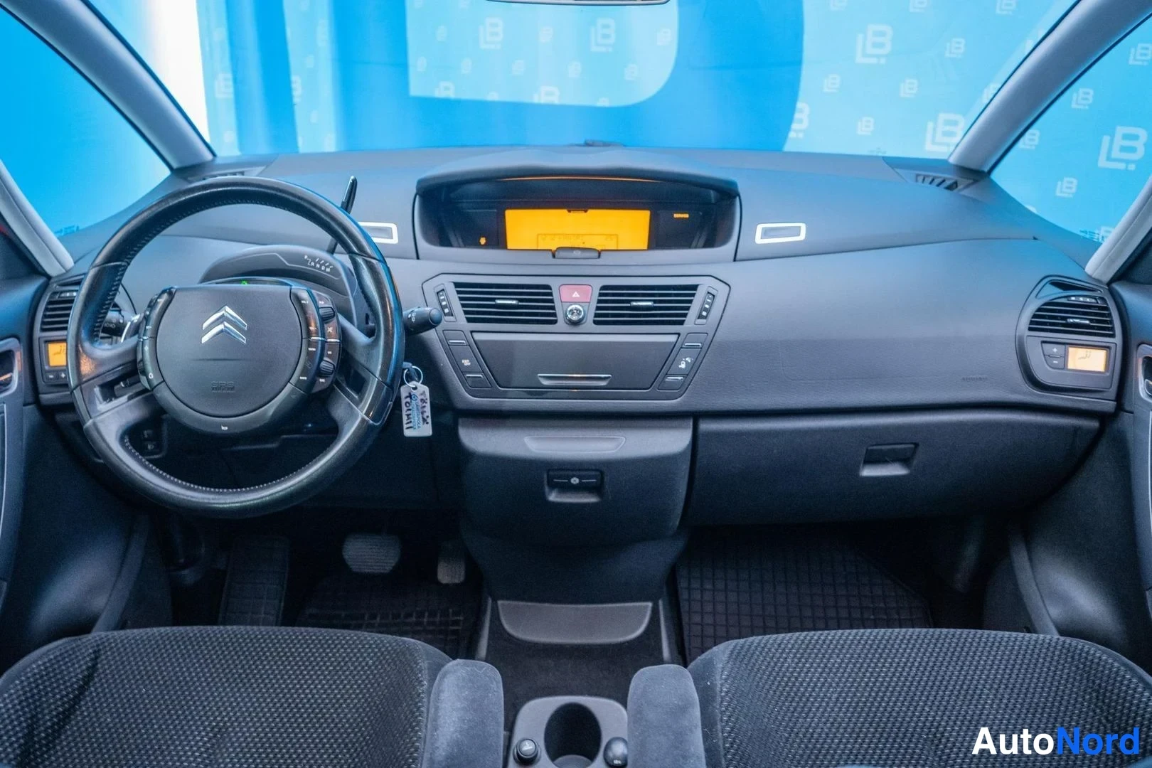 Red Citroen C4 Picasso 2008, cockpit, photo 7