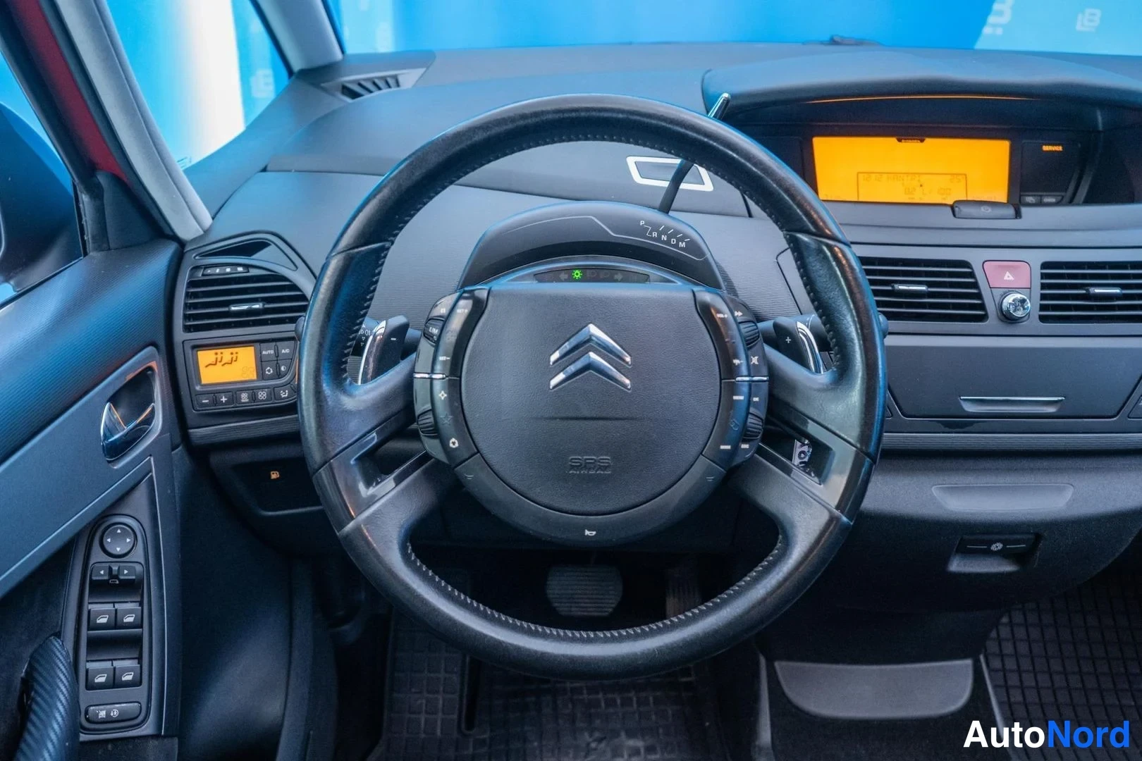 Red Citroen C4 Picasso 2008, cockpit, photo 8