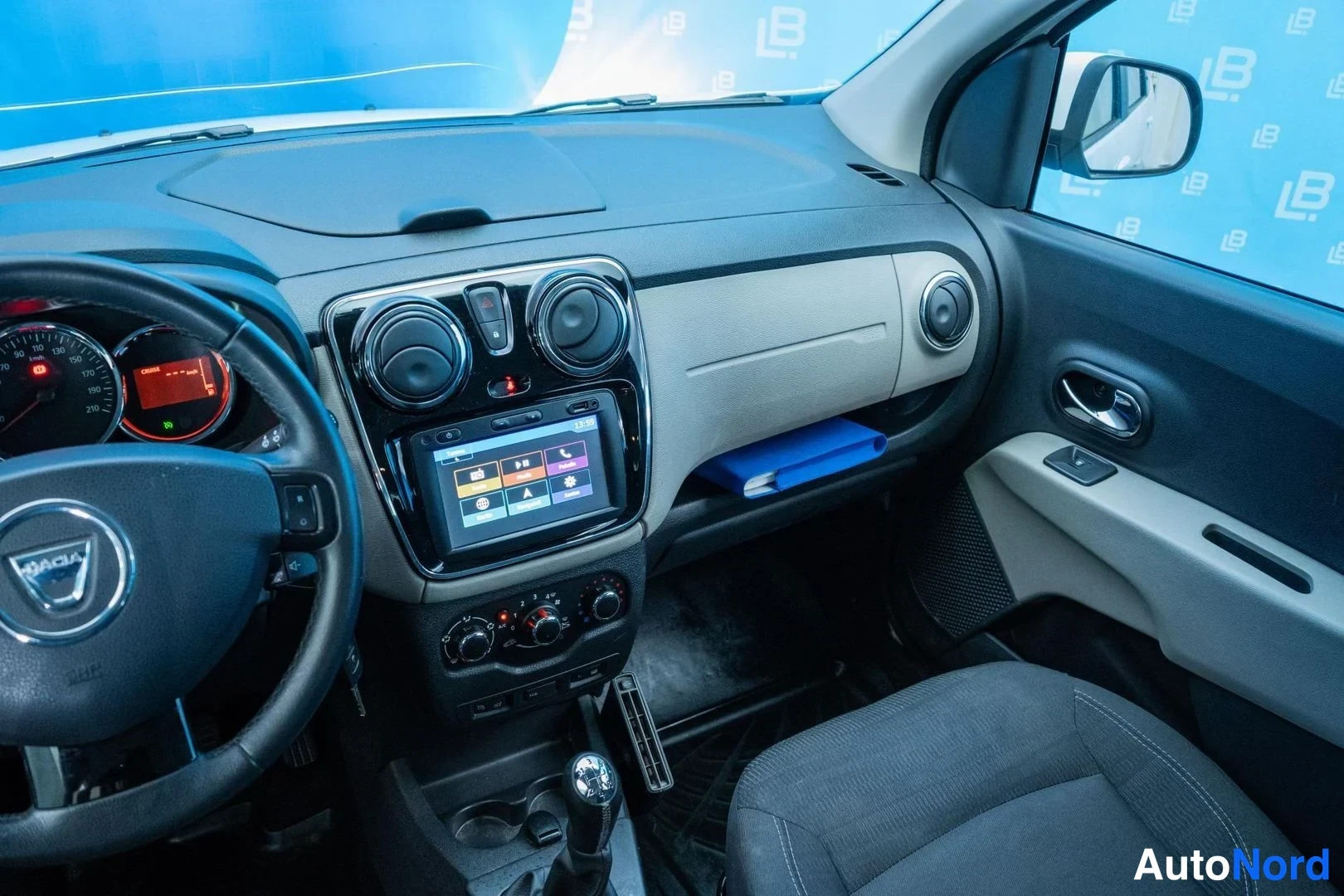 White Dacia Lodgy 2017, cockpit, photo 8