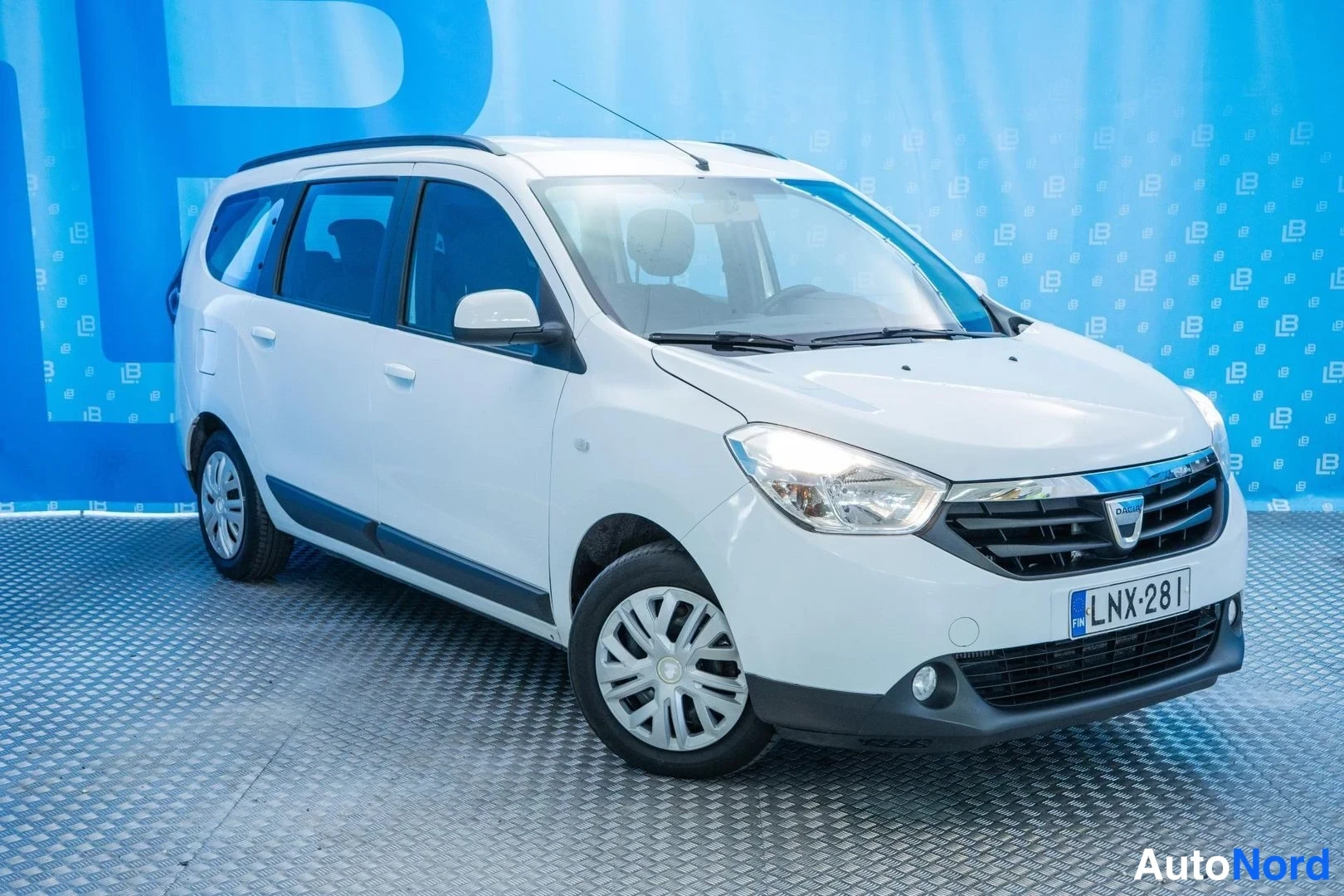 White Dacia Lodgy 2017, front three-quarter, nose to the right, photo 2