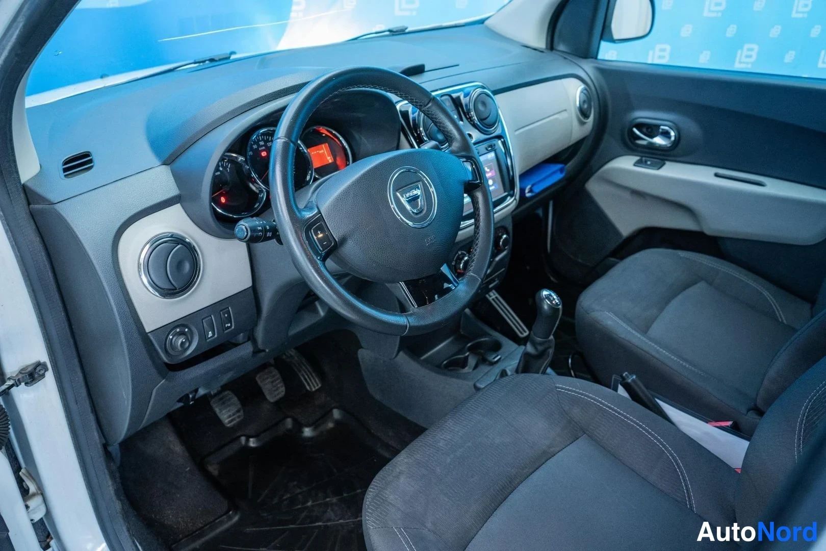 White Dacia Lodgy 2017, cockpit, photo 7