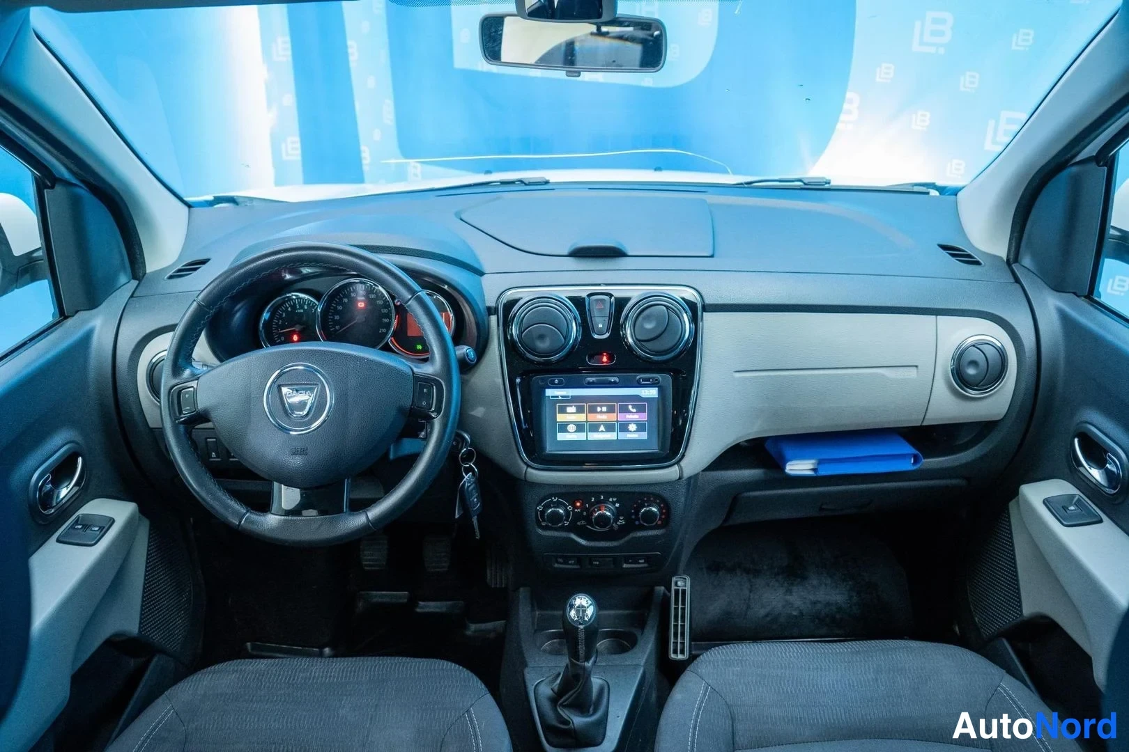 White Dacia Lodgy 2017, cockpit, photo 9