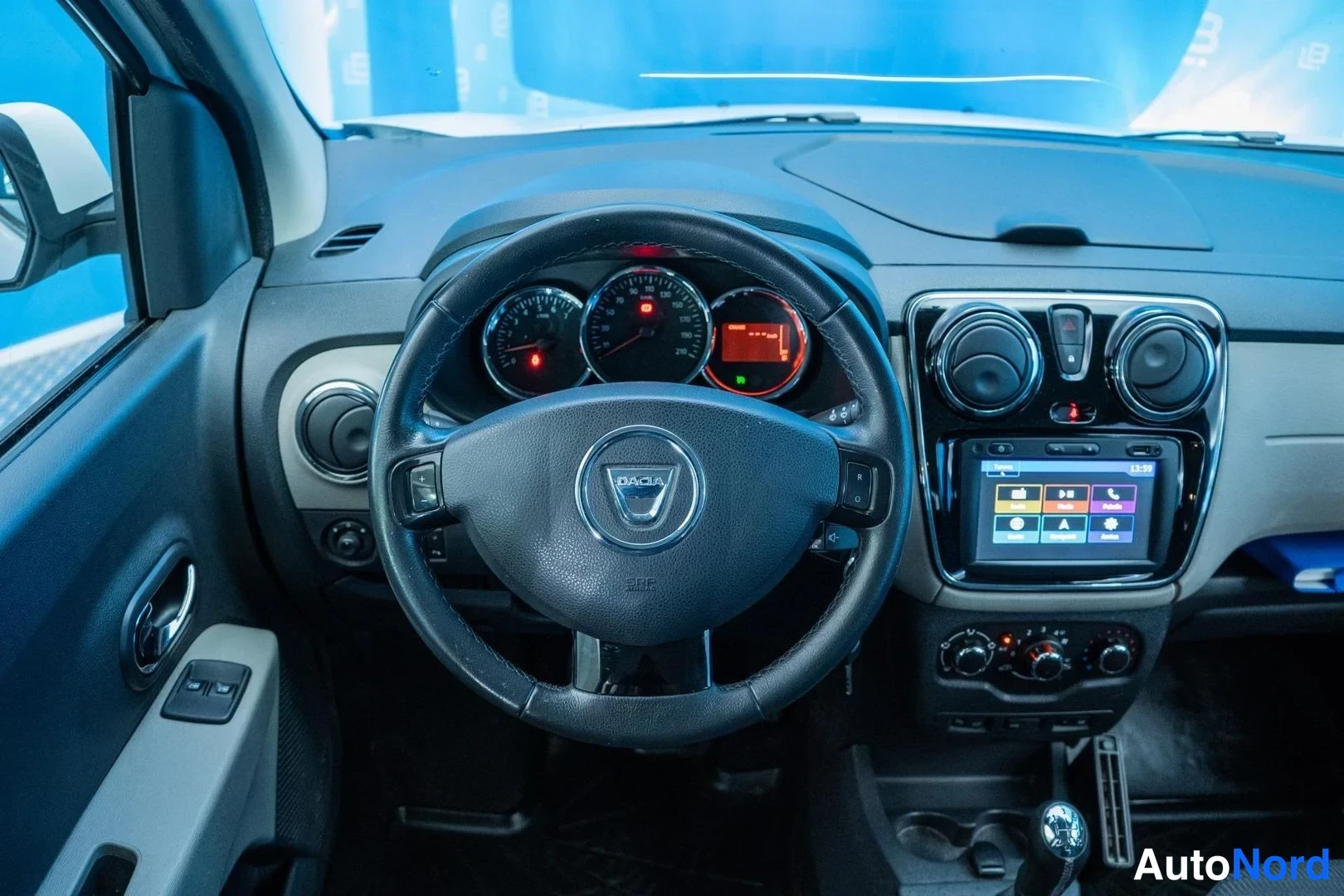 White Dacia Lodgy 2017, cockpit, photo 10