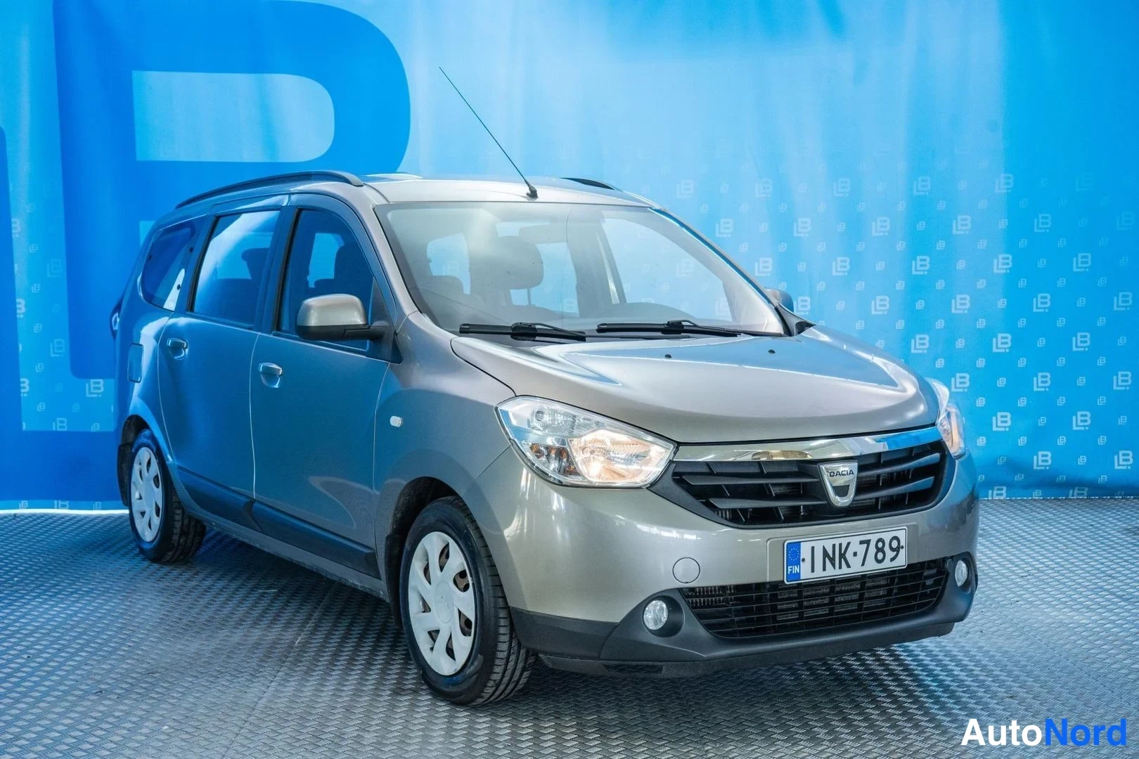 Grey Dacia Lodgy 2014, front three-quarter, nose to the right, photo 3