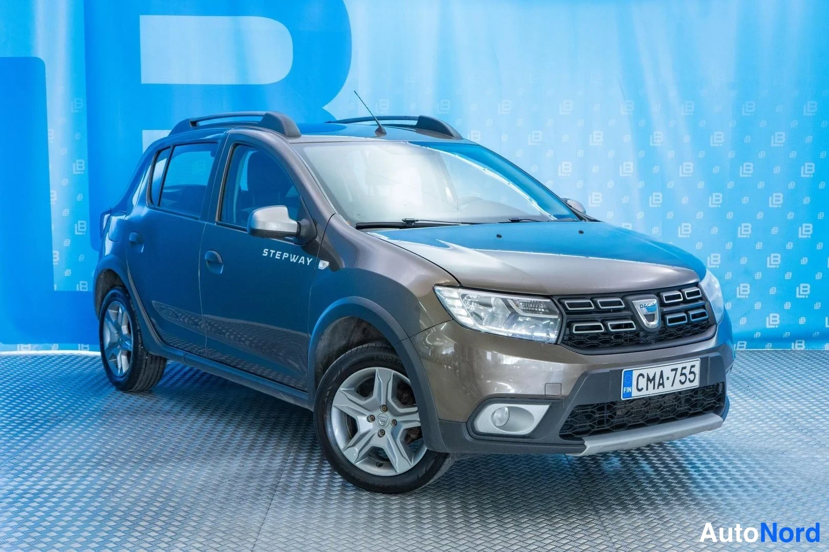 Brown Dacia Sandero Stepway 2019, front three-quarter, nose to the right, photo 2
