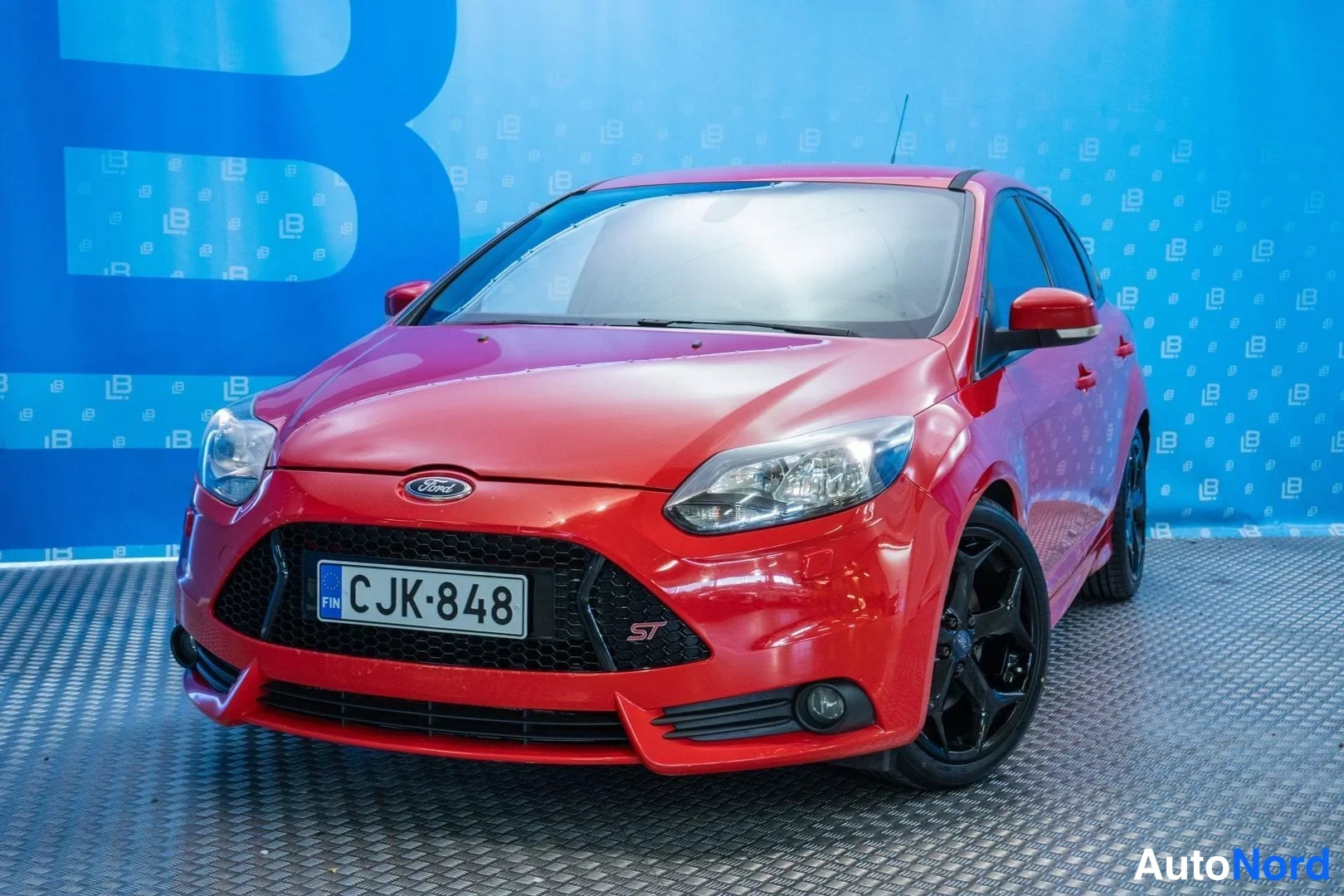 Red Ford Focus ST 2014, front three-quarter, nose to the left, photo 2