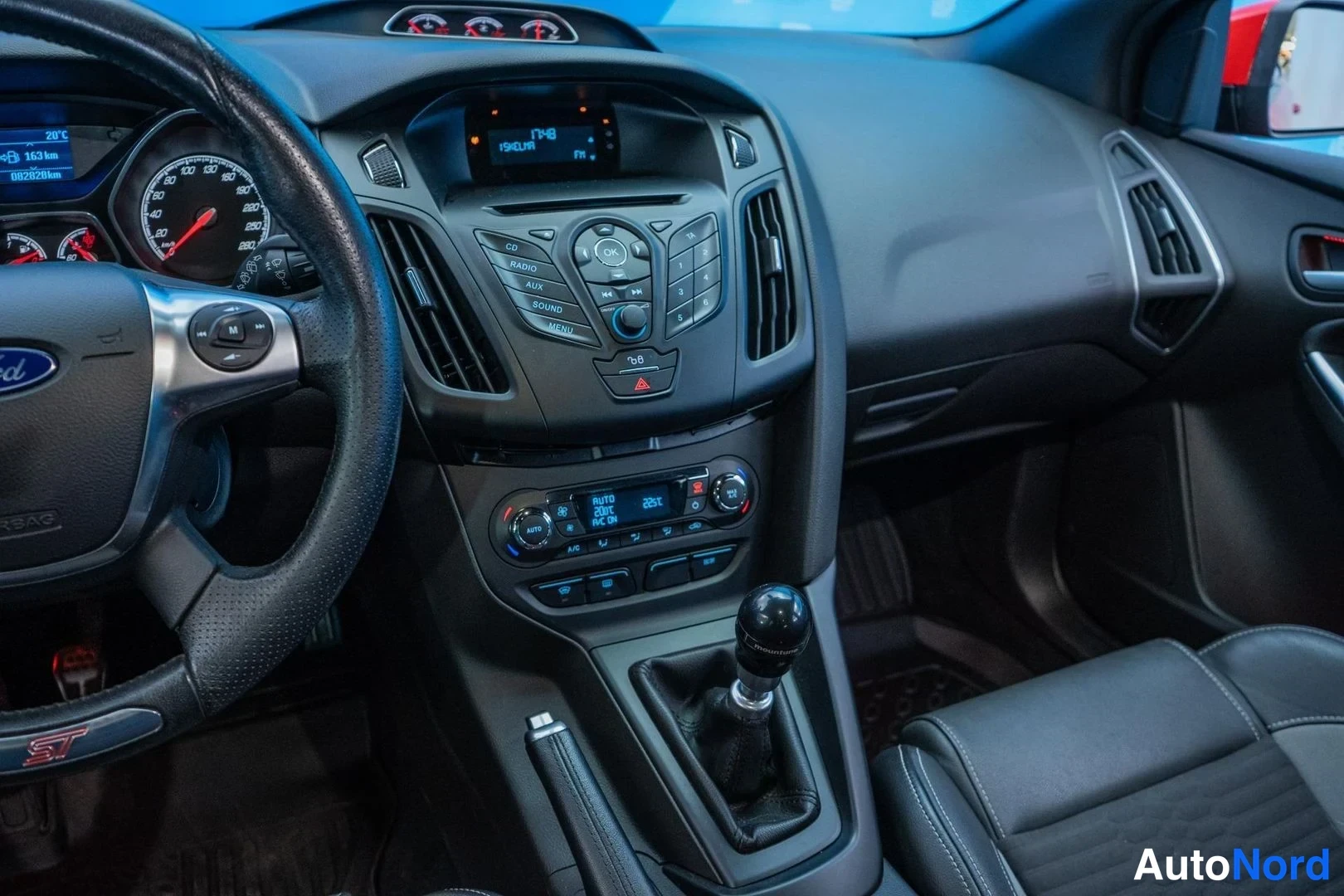 Red Ford Focus ST 2014, cockpit, photo 8