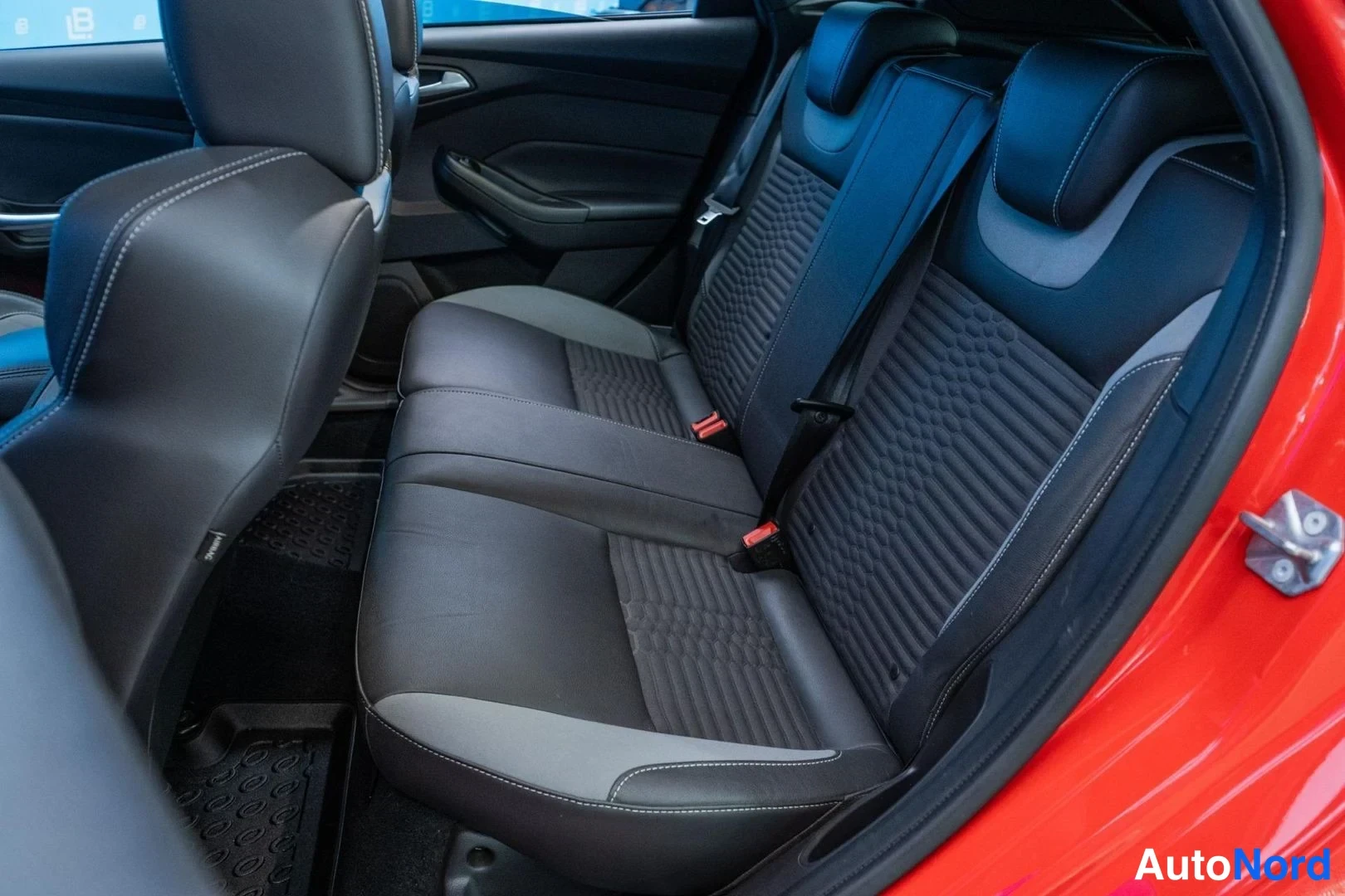 Red Ford Focus ST 2014, rear seats, photo 11