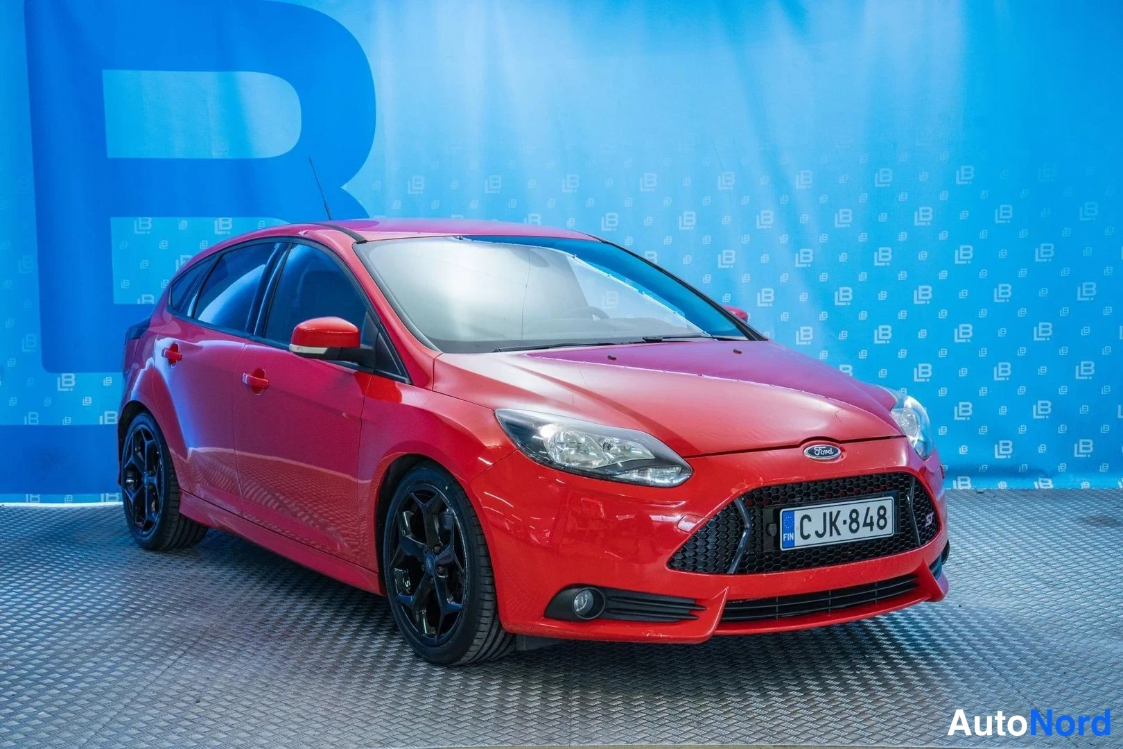 Red Ford Focus ST 2014, front three-quarter, nose to the right, photo 3