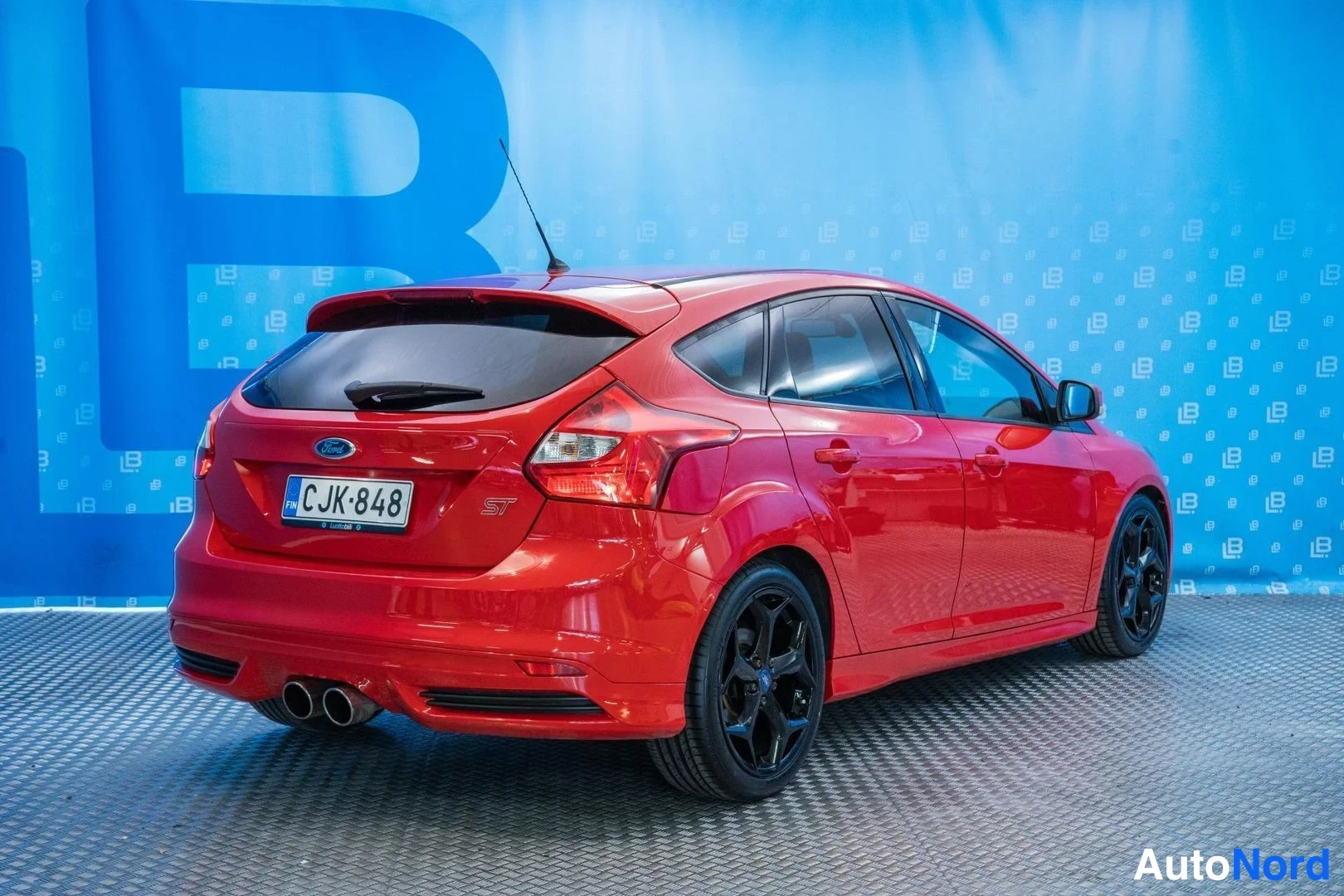 Red Ford Focus ST 2014, rear three-quarter, photo 4