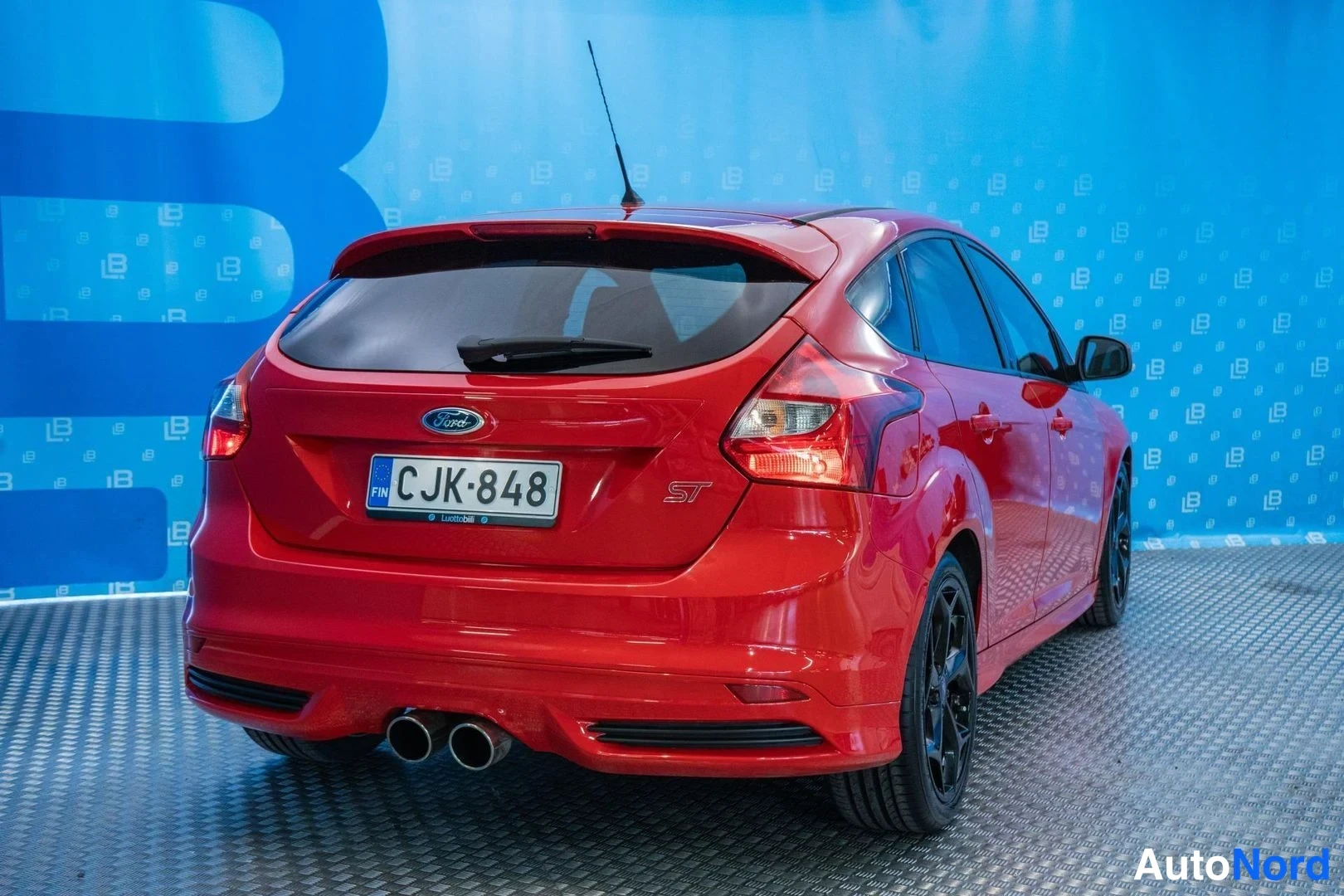 Red Ford Focus ST 2014, rear three-quarter, photo 5