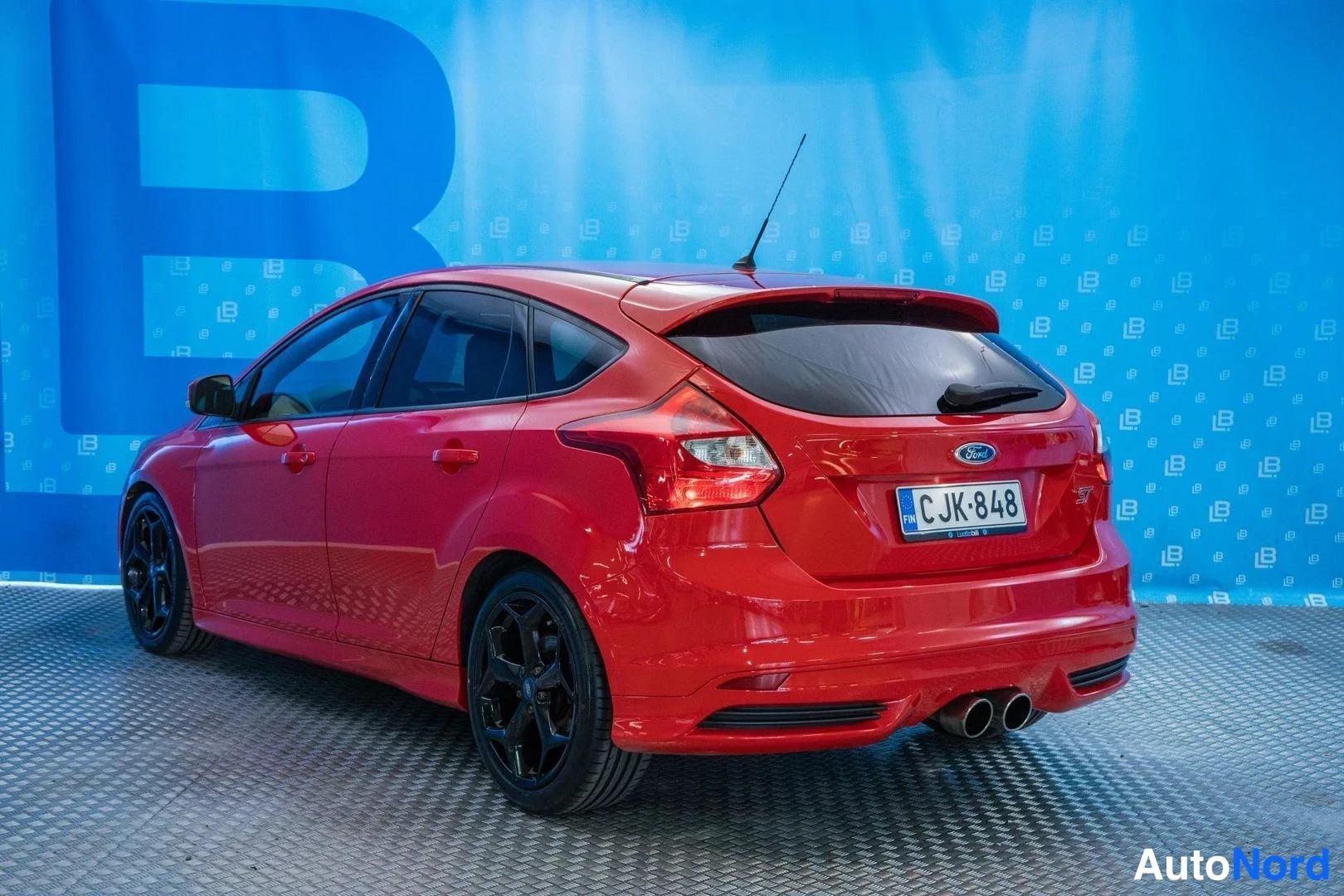Red Ford Focus ST 2014, rear three-quarter, photo 6