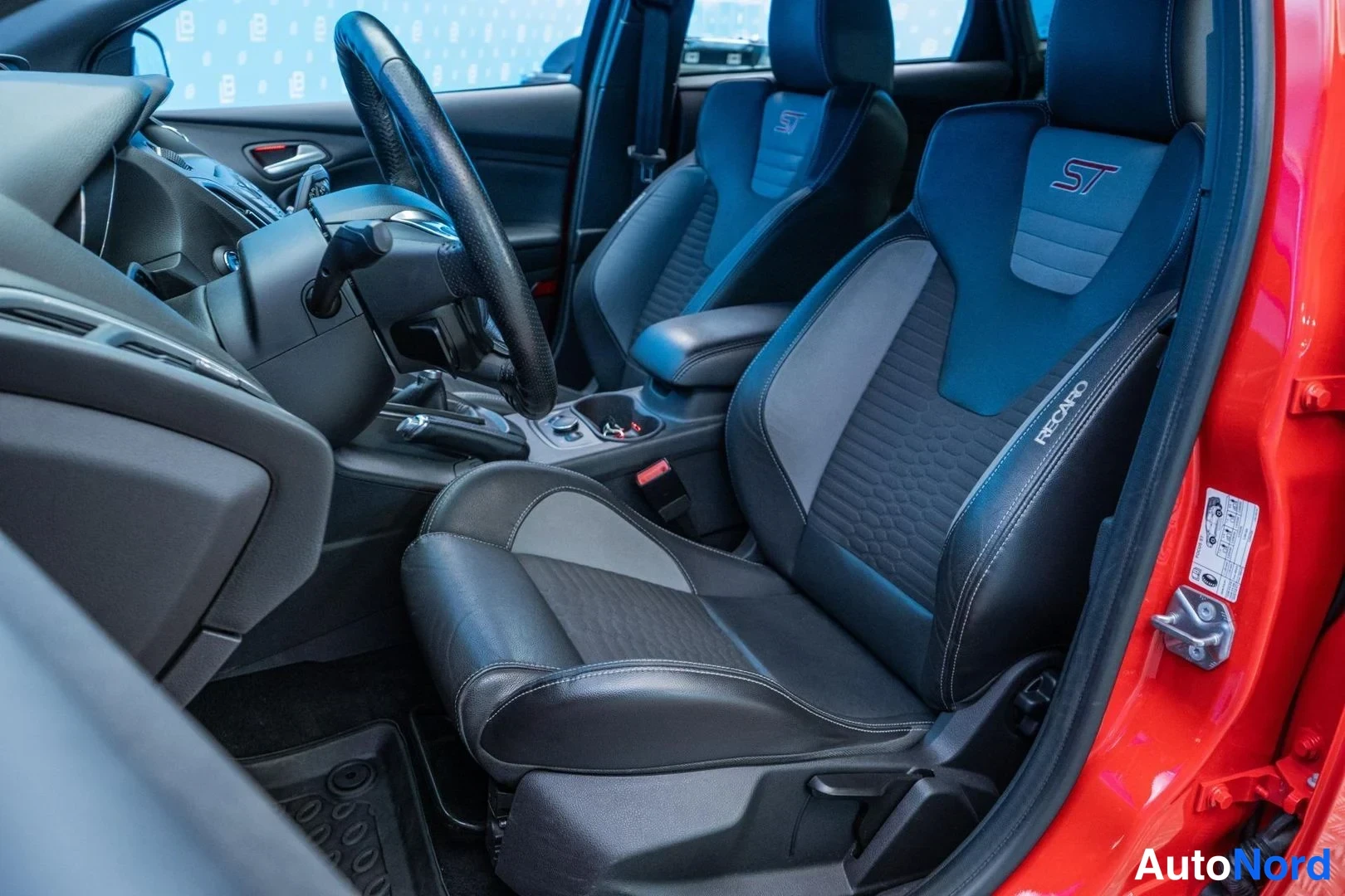 Red Ford Focus ST 2014, front seats, photo 10