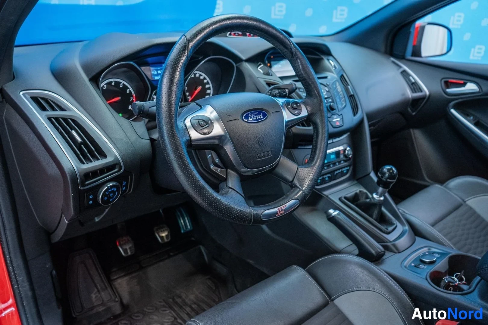 Red Ford Focus ST 2014, cockpit, photo 9