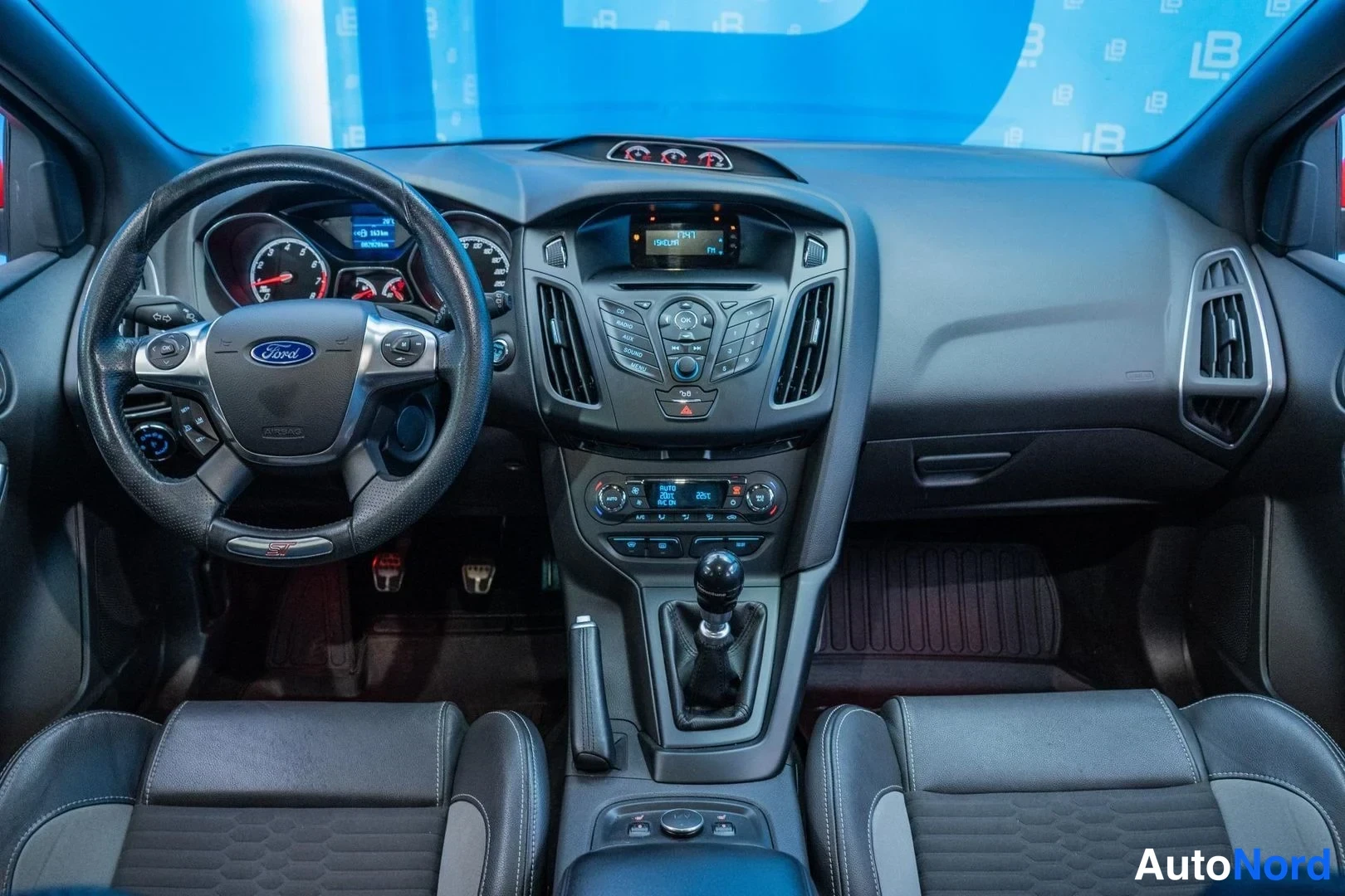 Red Ford Focus ST 2014, cockpit, photo 7