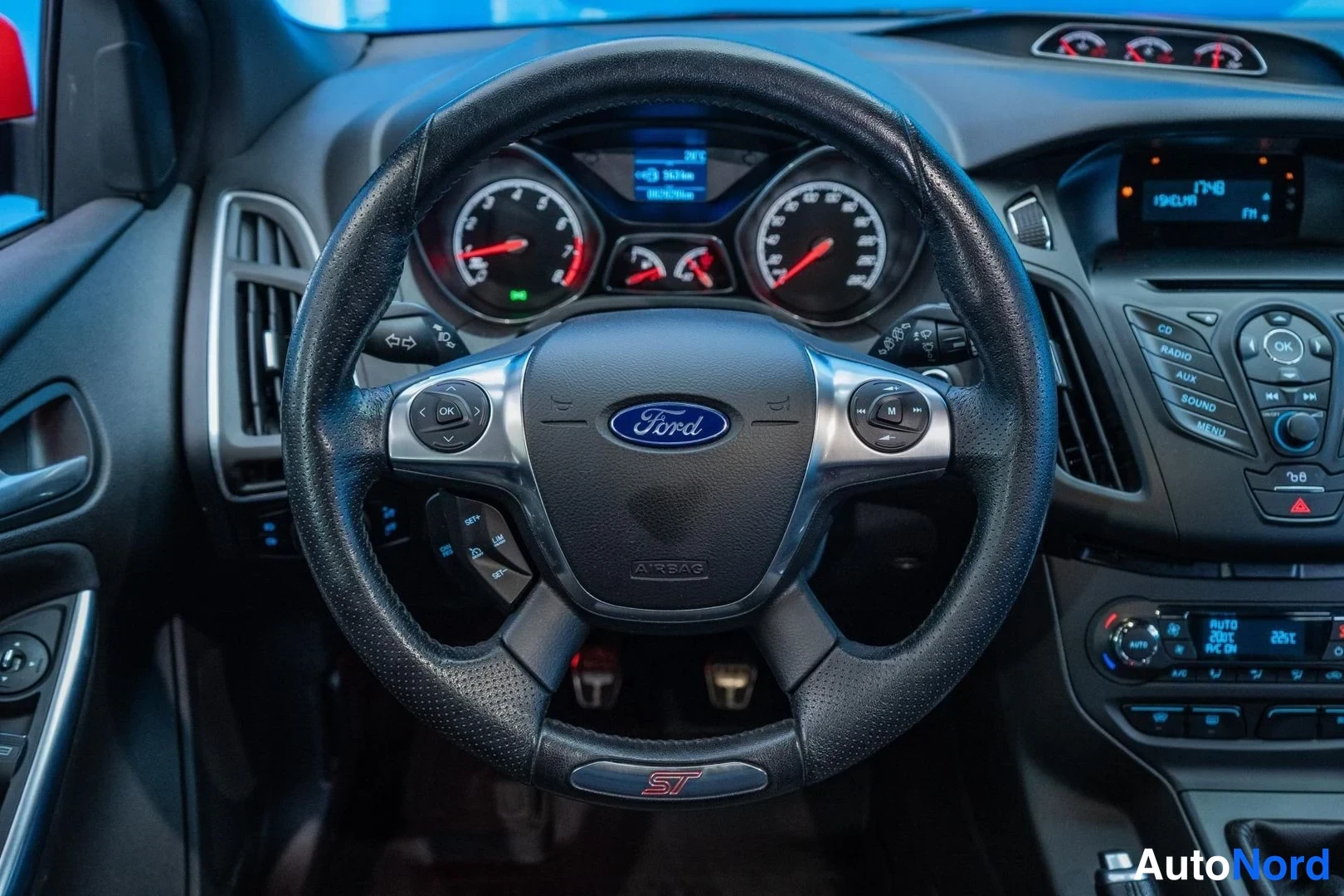 Red Ford Focus ST 2014, detail, photo 12