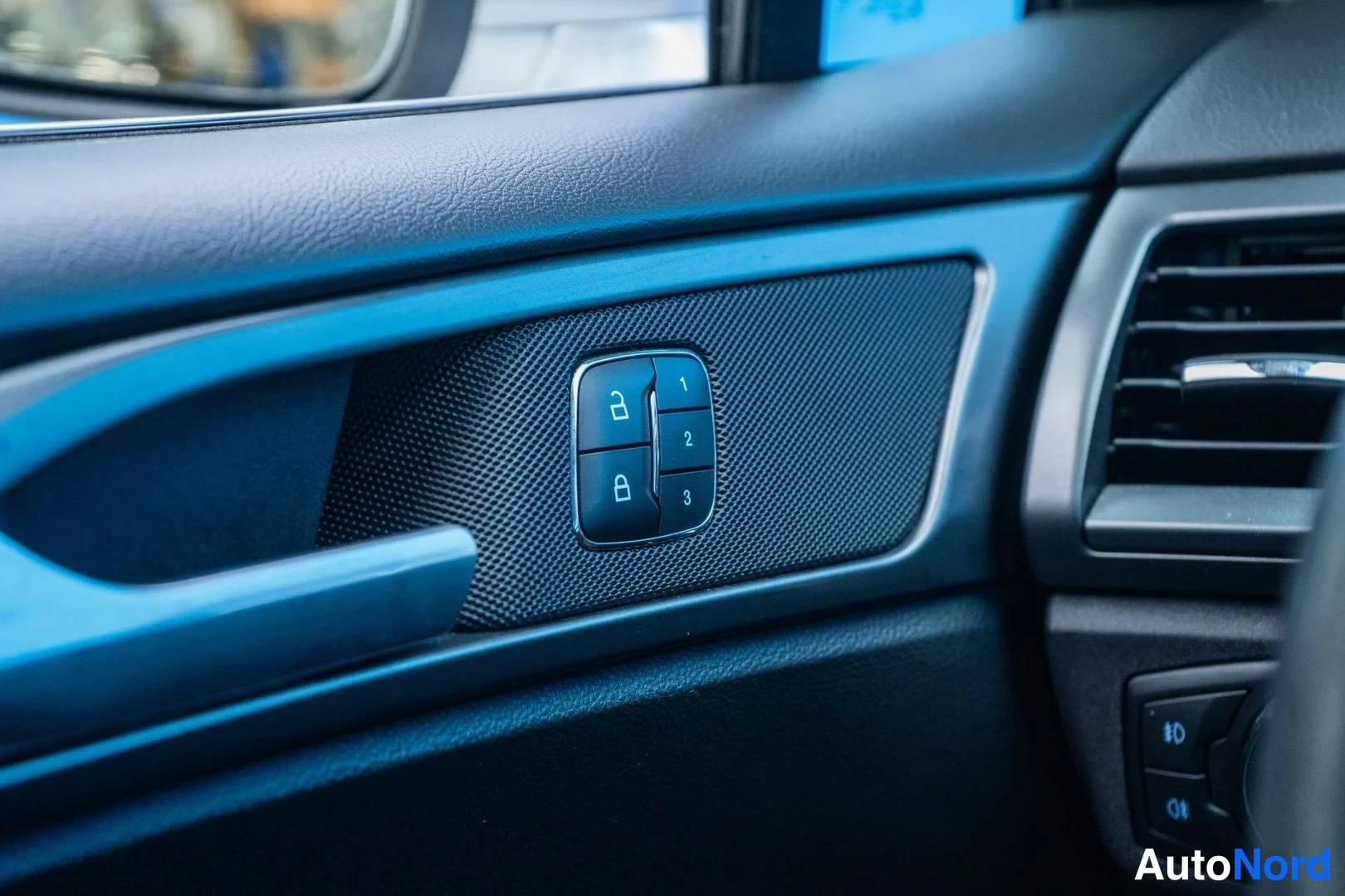 Grey Ford Mondeo 2016, detail, photo 19