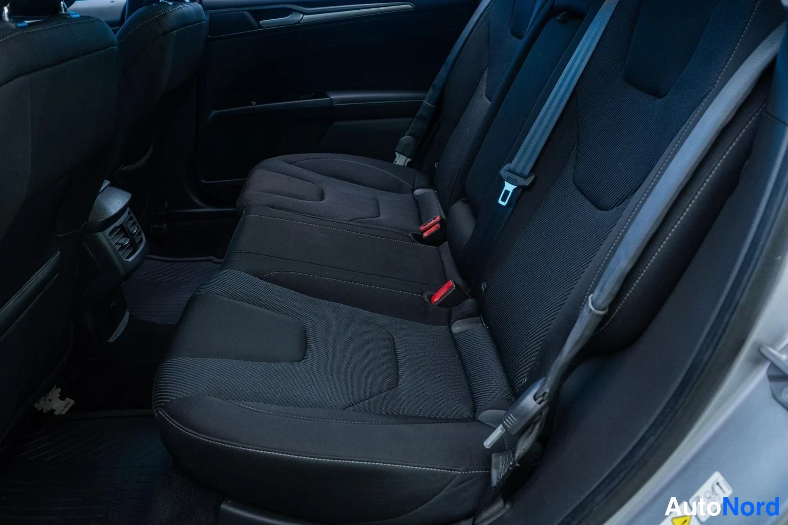 Grey Ford Mondeo 2016, rear seats, photo 11