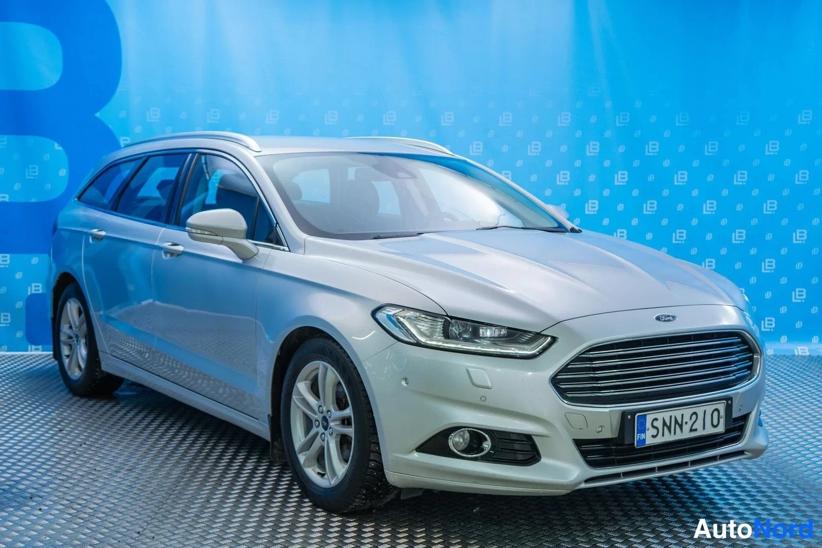 Grey Ford Mondeo 2016, front three-quarter, nose to the right, photo 3