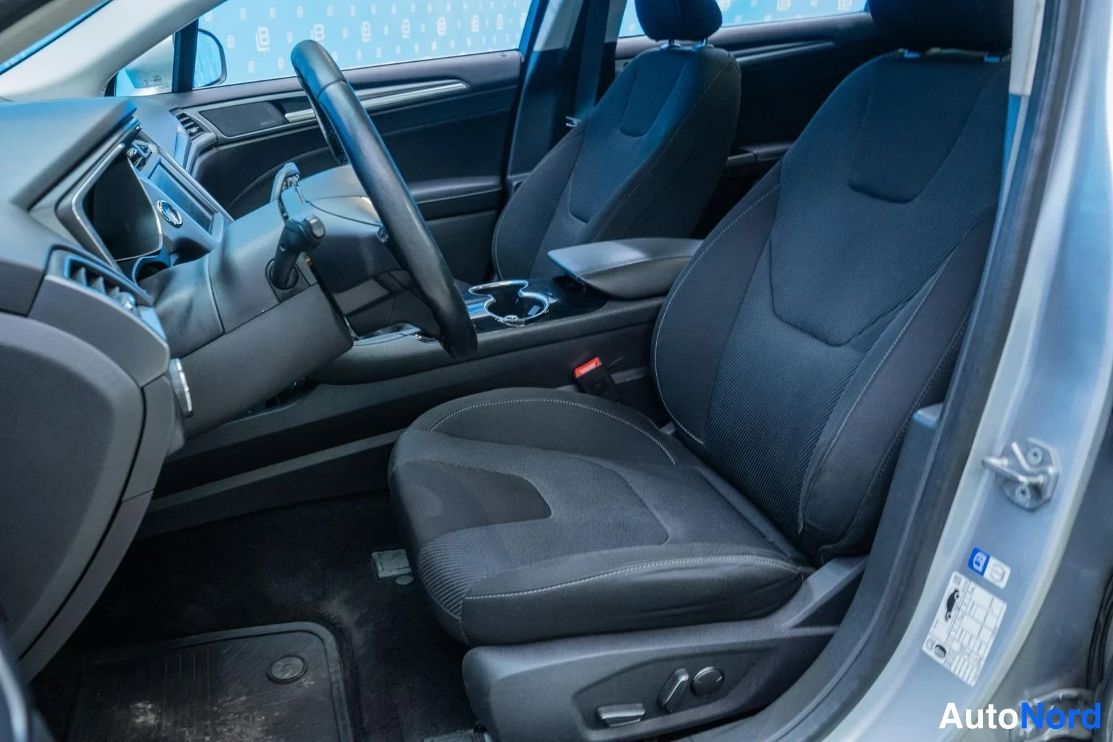 Grey Ford Mondeo 2016, front seats, photo 10
