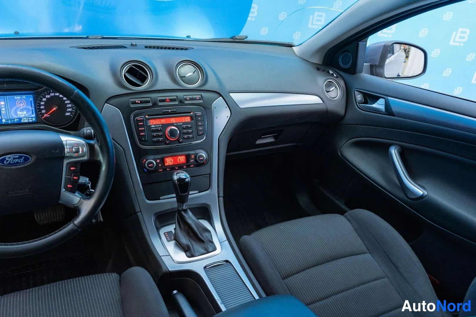 Brown Ford Mondeo 2011, cockpit, photo 10