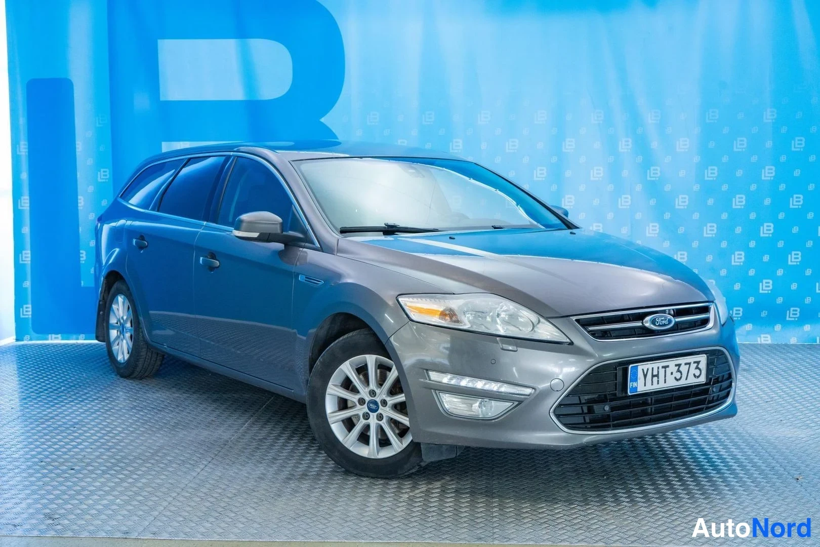 Brown Ford Mondeo 2011, front three-quarter, nose to the right, photo 2