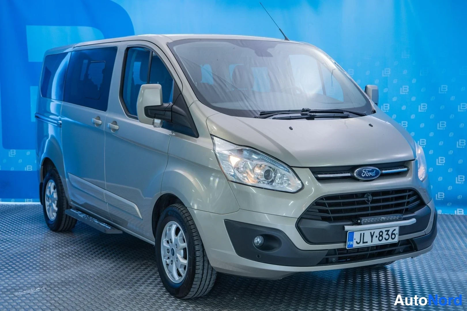 Grey Ford Tourneo Custom 2014, front three-quarter, nose to the right, photo 3
