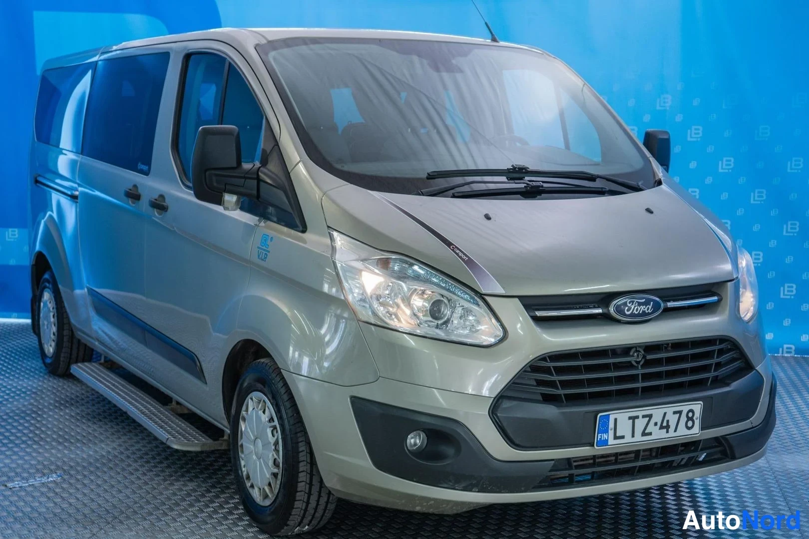 Grey Ford Transit Custom 2014, front three-quarter, nose to the right, photo 3
