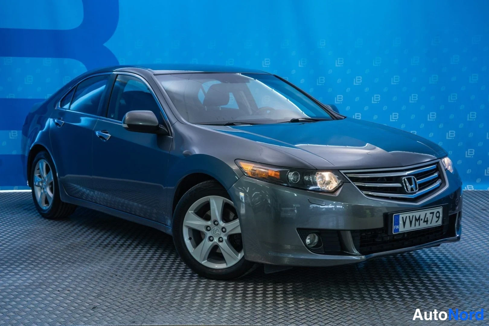 Grey Honda Accord 2011, front three-quarter, nose to the right, photo 2