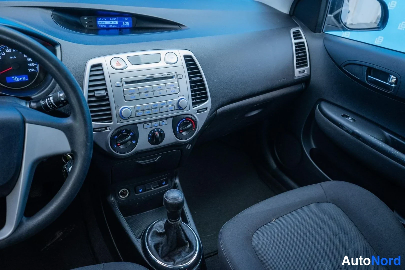 Blue Hyundai i20 2011, cockpit, photo 10