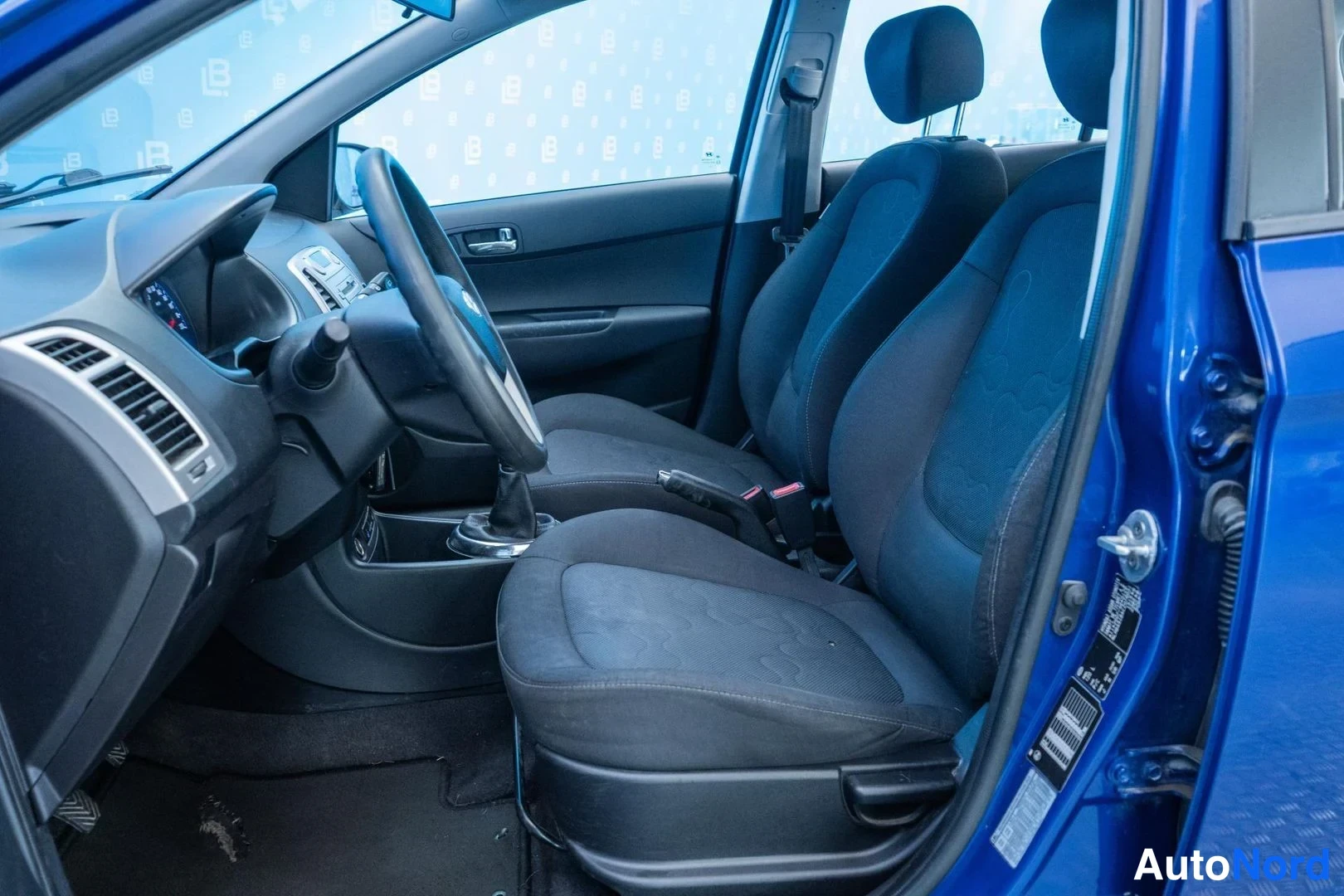 Blue Hyundai i20 2011, front seats, photo 11