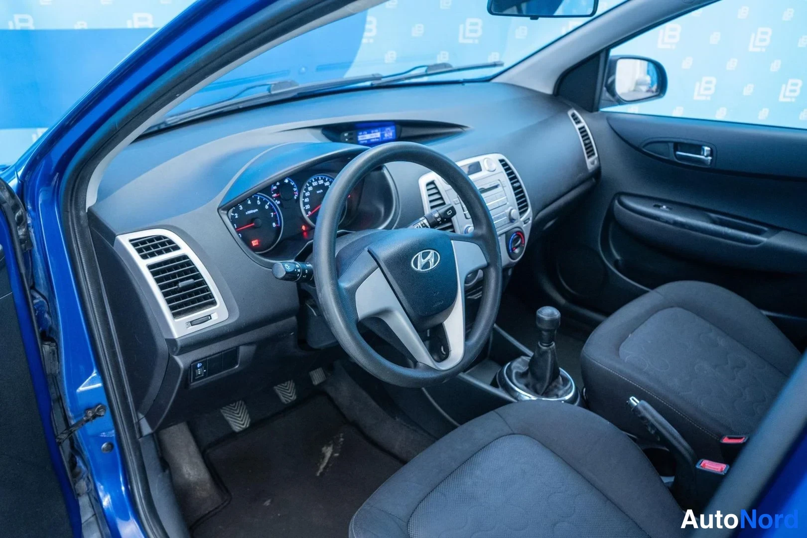 Blue Hyundai i20 2011, cockpit, photo 7