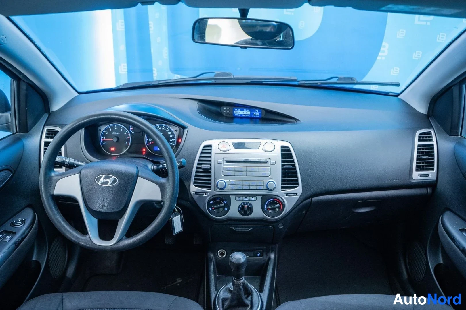 Blue Hyundai i20 2011, cockpit, photo 8
